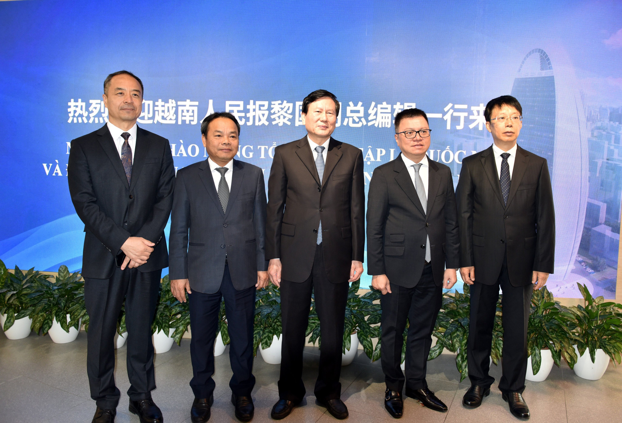 越南人民报社与中国人民日报社领导合影留念。 越南人民报社与中国人民日报社领导合影留念。