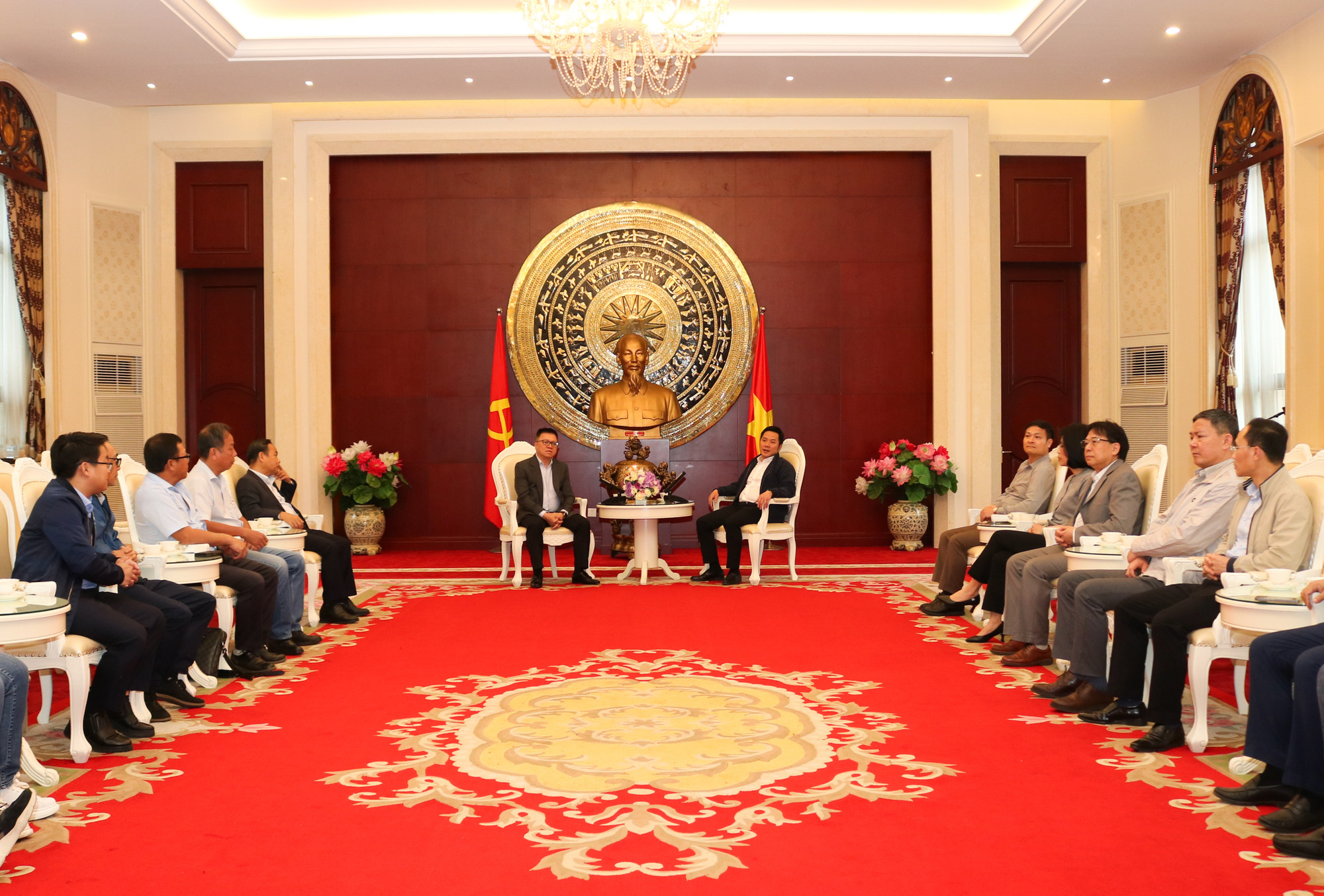 黎国明总编辑一行赴越南驻华使馆,与使馆领导和越南媒体驻华记者亲切交流。 黎国明总编辑一行赴越南驻华使馆,与使馆领导和越南媒体驻华记者亲切交流。