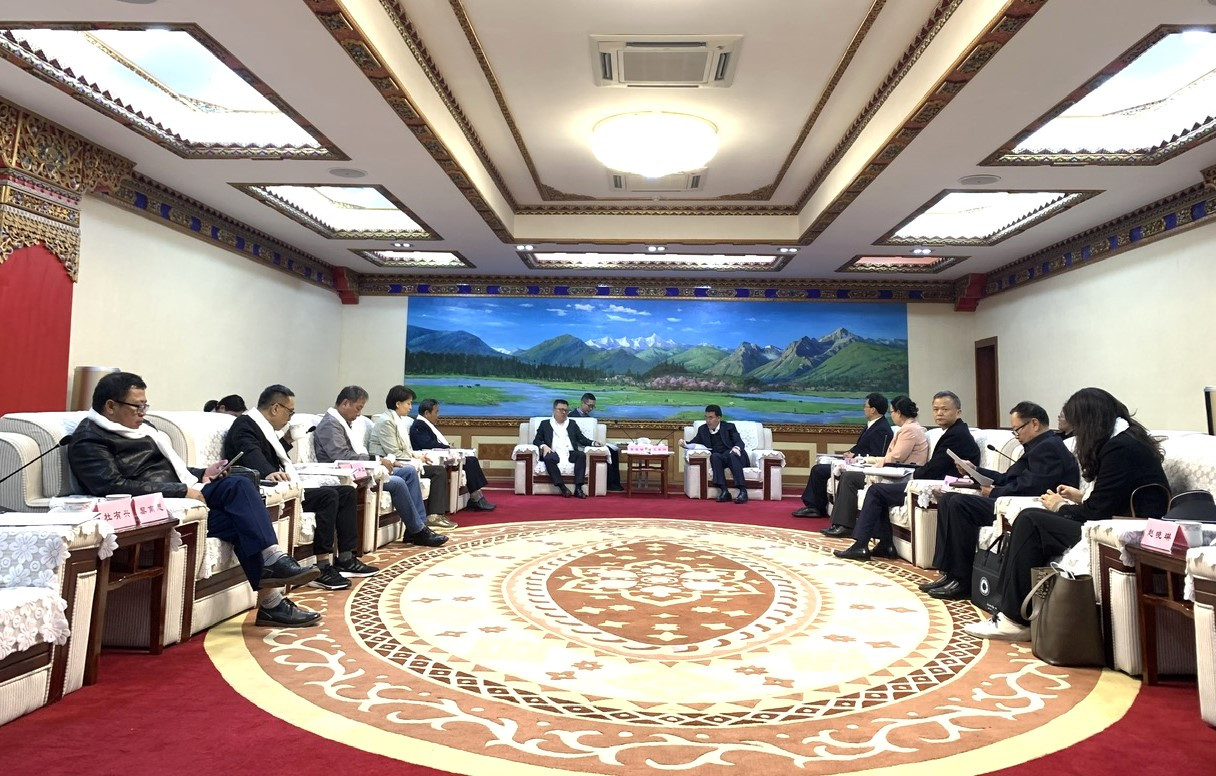 访问期间,黎国明总编辑一行赴西藏自治区了解当地经济社会发展,文化保护和新闻媒体发展等情况。图中,黎国明总编辑在西藏自治区拉萨市会见西藏自治区党委常委、宣传部部长汪海洲,西藏日报社、人民日报社西藏分社负责人。 访问期间,黎国明总编辑一行赴西藏自治区了解当地经济社会发展,文化保护和新闻媒体发展等情况。图中,黎国明总编辑在西藏自治区拉萨市会见西藏自治区党委常委、宣传部部长汪海洲,西藏日报社、人民日报社西藏分社负责人。