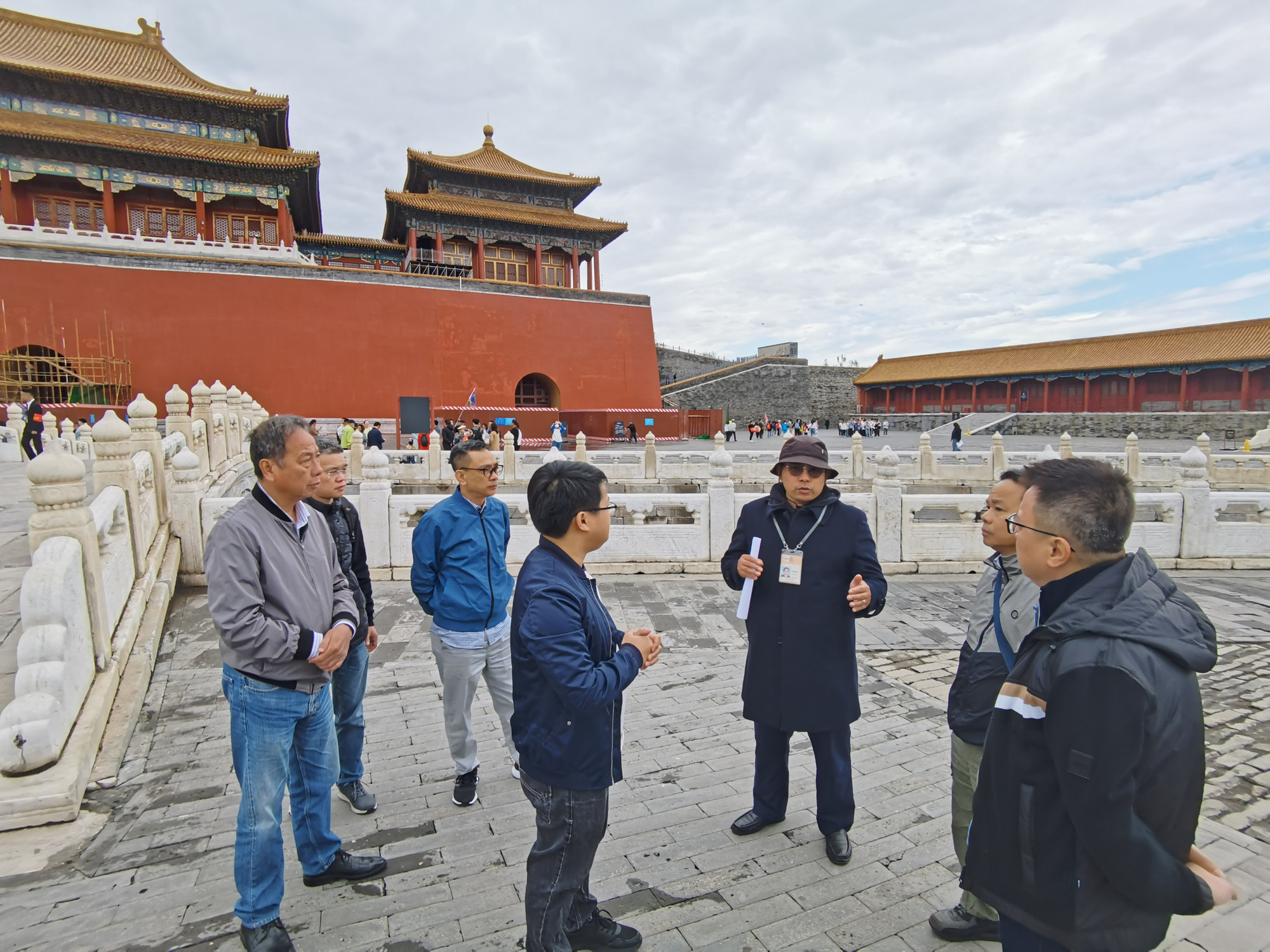 访问期间,越南人民报代表团考察了北京和西藏的若干经济文化单位。图中,代表团考察故宫文物保护工作。 访问期间,越南人民报代表团考察了北京和西藏的若干经济文化单位。图中,代表团考察故宫文物保护工作。