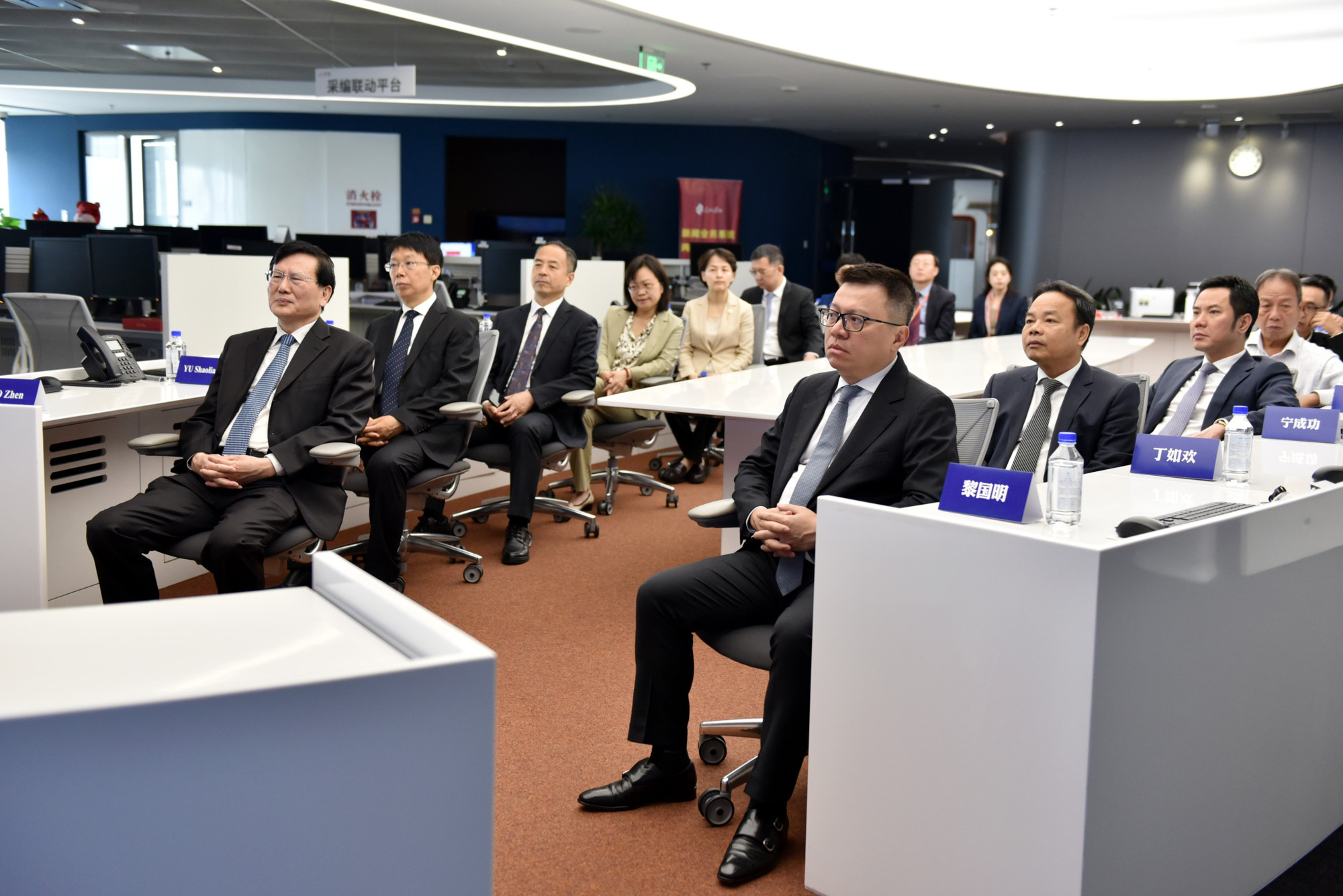 黎国明总编辑一行参观人民日报全媒体指挥调度中心。 黎国明总编辑一行参观人民日报全媒体指挥调度中心。