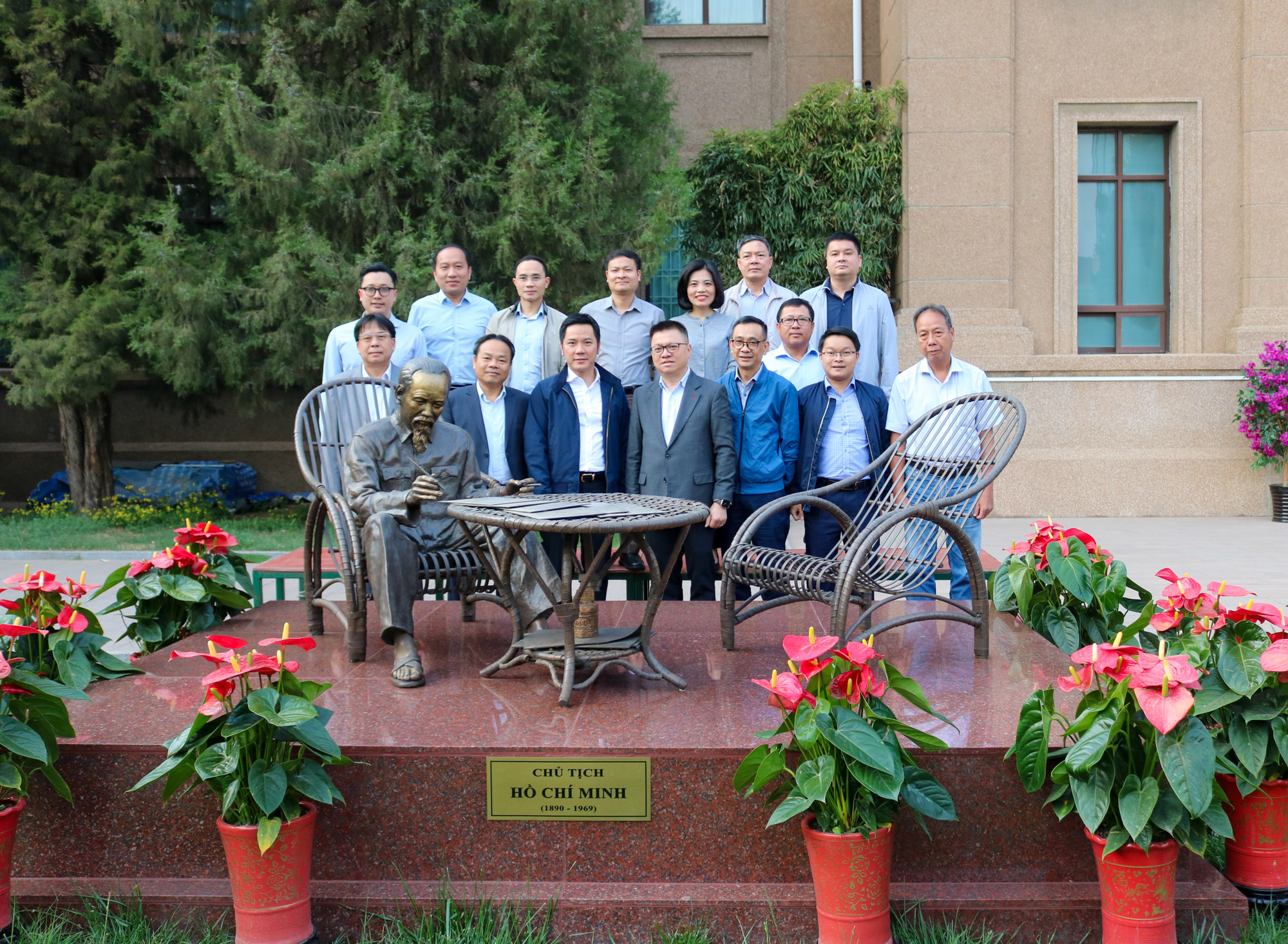 黎国明总编辑一行与越南驻华使馆领导在使馆大院内的胡志明塑像旁合影。 黎国明总编辑一行与越南驻华使馆领导在使馆大院内的胡志明塑像旁合影。