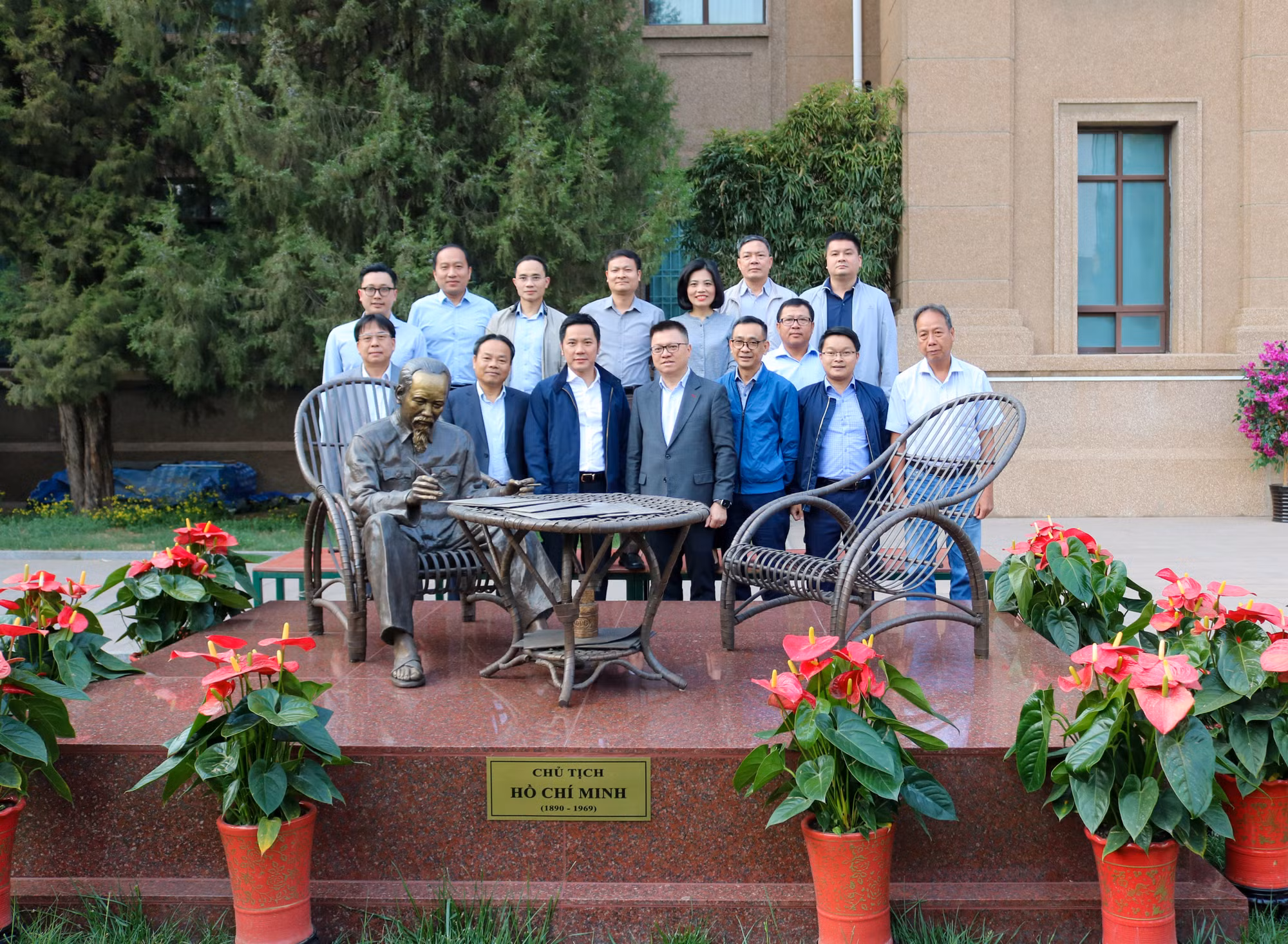 黎国明总编辑一行与越南驻华使馆领导在使馆大院内的胡志明塑像旁合影。