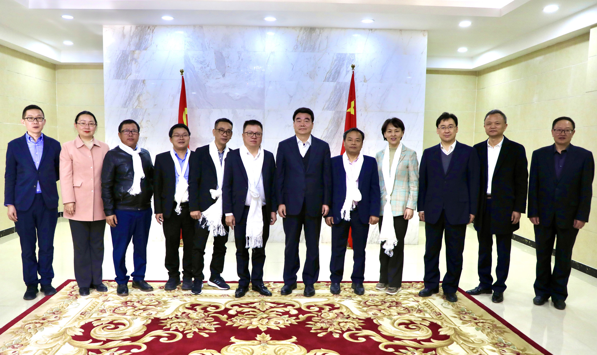 越南人民报代表团与西藏自治区领导合影。 越南人民报代表团与西藏自治区领导合影。