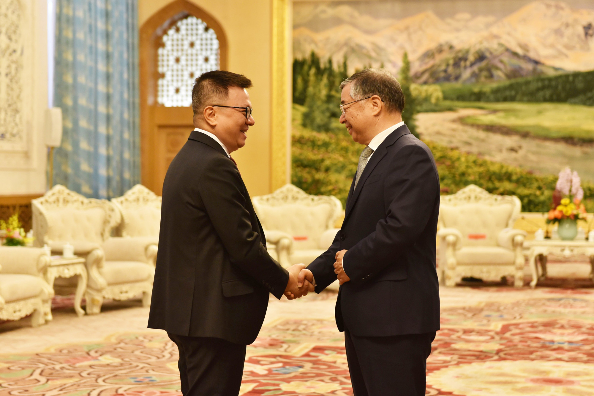 4月22日上午,中共中央政治局委员、中央书记处书记、中央宣传部部长李书磊在北京人民大会堂亲切会见了黎国明同志一行。 4月22日上午,中共中央政治局委员、中央书记处书记、中央宣传部部长李书磊在北京人民大会堂亲切会见了黎国明同志一行。