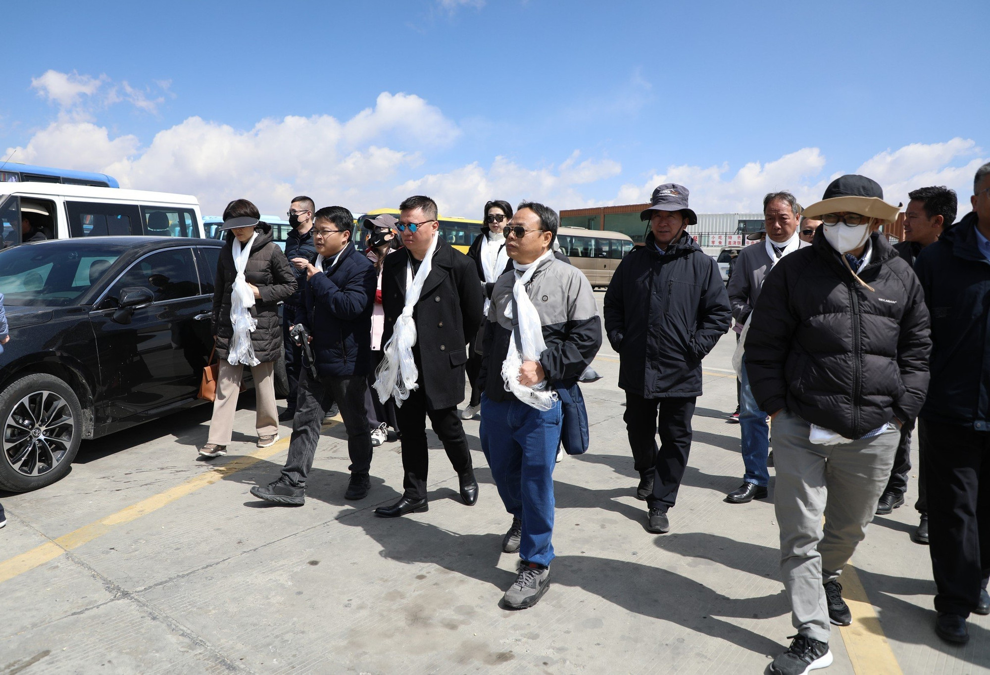 访问期间,越南人民报代表团考察了北京和西藏若干经济文化单位。图中,代表团来到山南市了解当地生态环境保护情况。 访问期间,越南人民报代表团考察了北京和西藏若干经济文化单位。图中,代表团来到山南市了解当地生态环境保护情况。