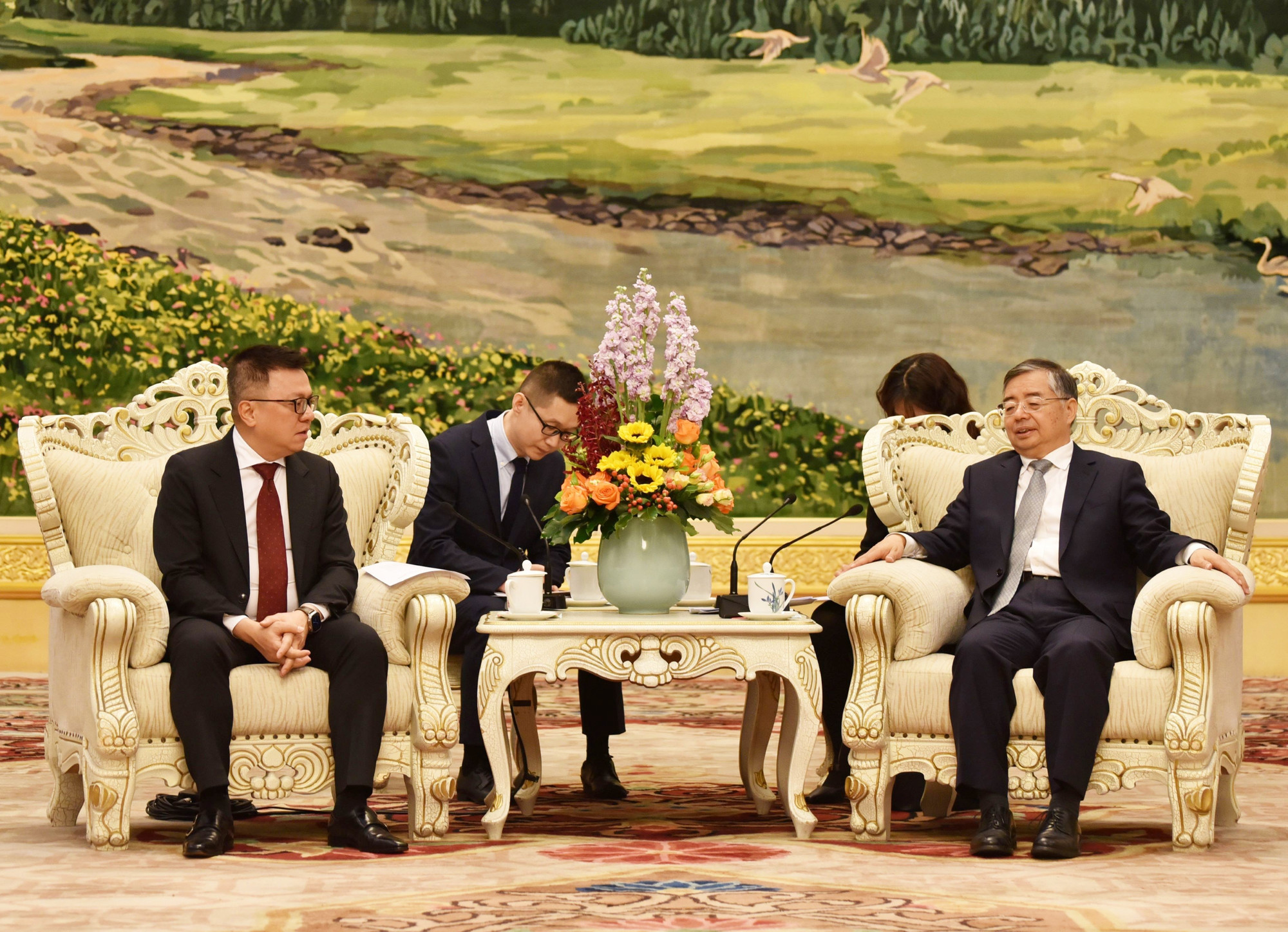 李书磊同志热烈欢迎并高度评价黎国明同志率越南人民报代表团访华对于进一步加强中越两家中央党报交流合作,增进两国友谊与互信,推动民心相通等方面的重要意义。 李书磊同志热烈欢迎并高度评价黎国明同志率越南人民报代表团访华对于进一步加强中越两家中央党报交流合作,增进两国友谊与互信,推动民心相通等方面的重要意义。