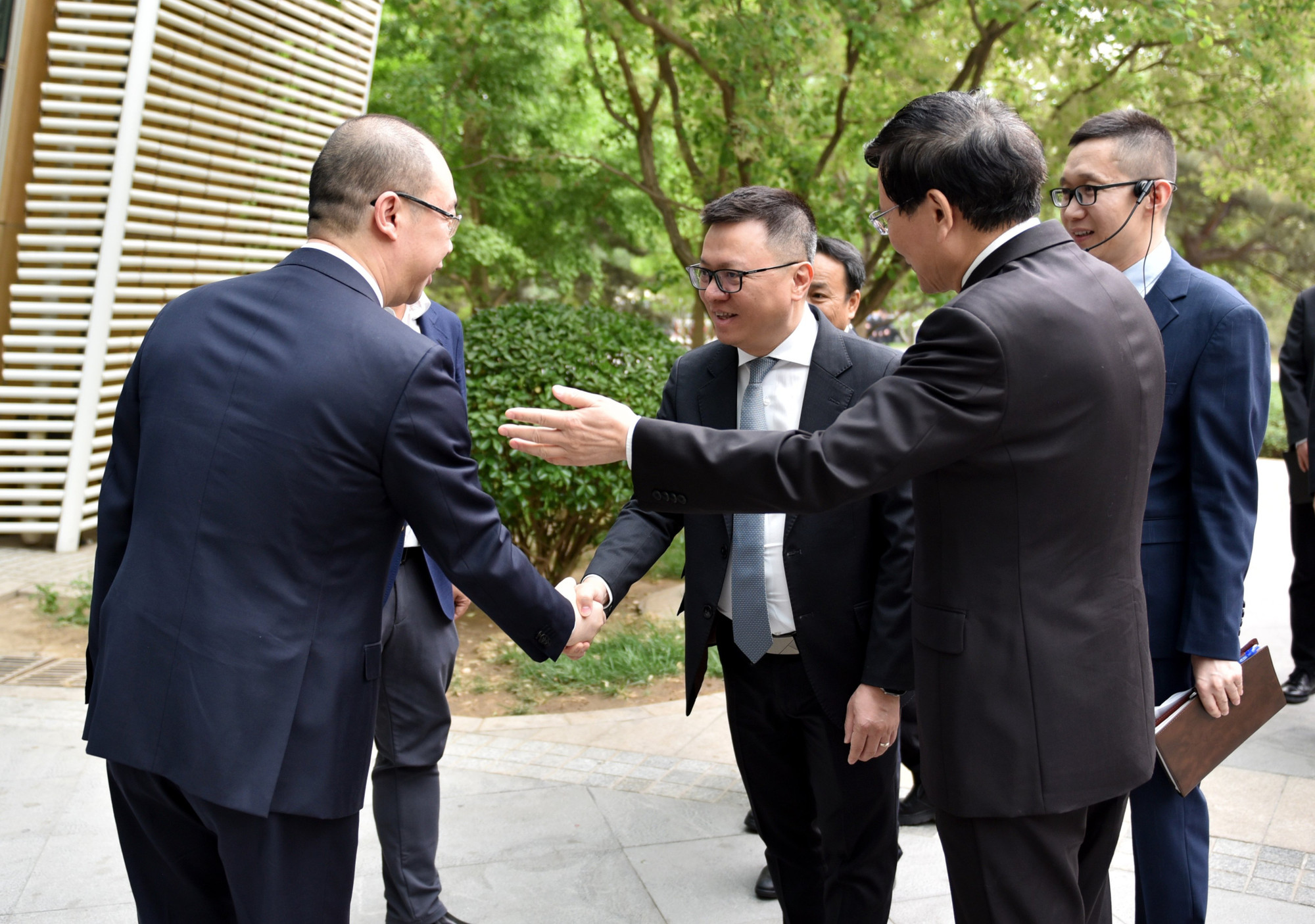 黎国明总编辑一行来到人民日报社总部参观。图中,人民日报社领导欢迎黎国明总编辑到访。 黎国明总编辑一行来到人民日报社总部参观。图中,人民日报社领导欢迎黎国明总编辑到访。