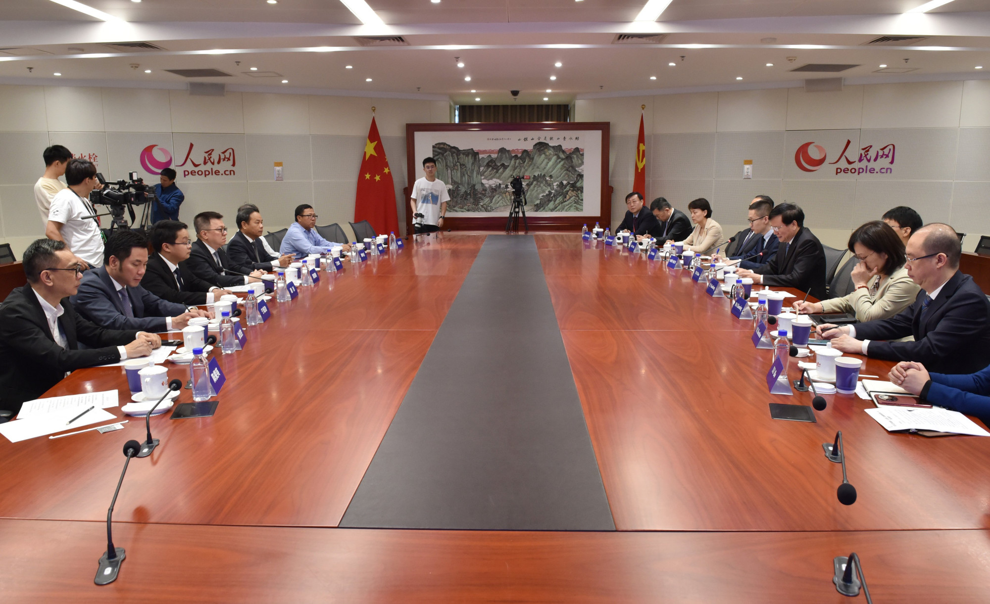 黎国明总编辑与人民日报社社长庹震举行会谈。双方同意进一步密切两报高层领导以及各专业部门、下属媒体、采编人员之间的交往,推动越中党报合作不断走深走实,符合当前两党两国关系新水平。 黎国明总编辑与人民日报社社长庹震举行会谈。双方同意进一步密切两报高层领导以及各专业部门、下属媒体、采编人员之间的交往,推动越中党报合作不断走深走实,符合当前两党两国关系新水平。