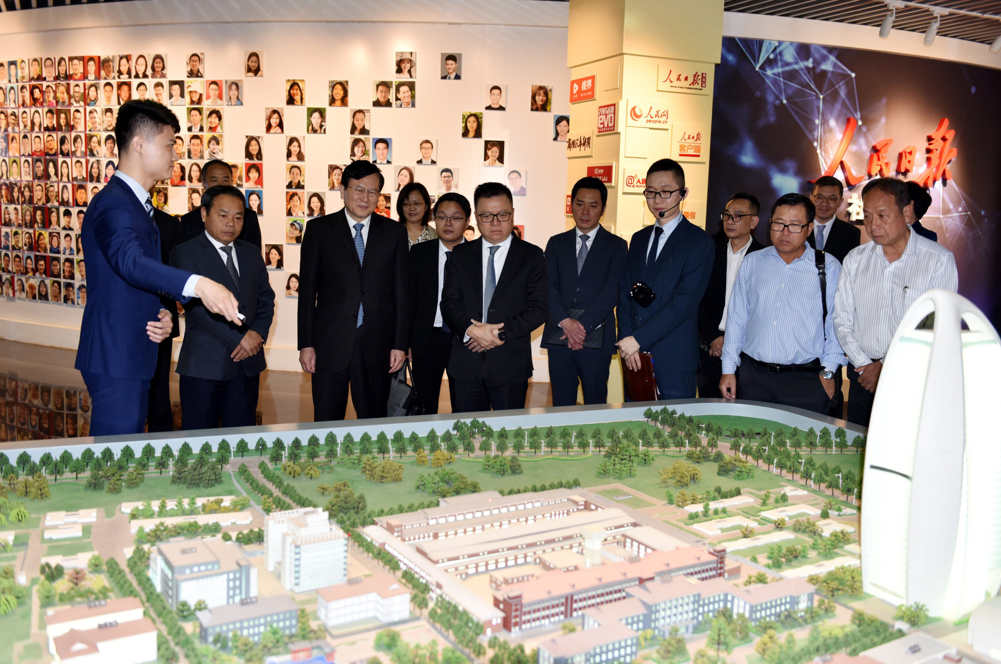 黎国明总编辑一行来到人民日报社总部参观。 黎国明总编辑一行来到人民日报社总部参观。