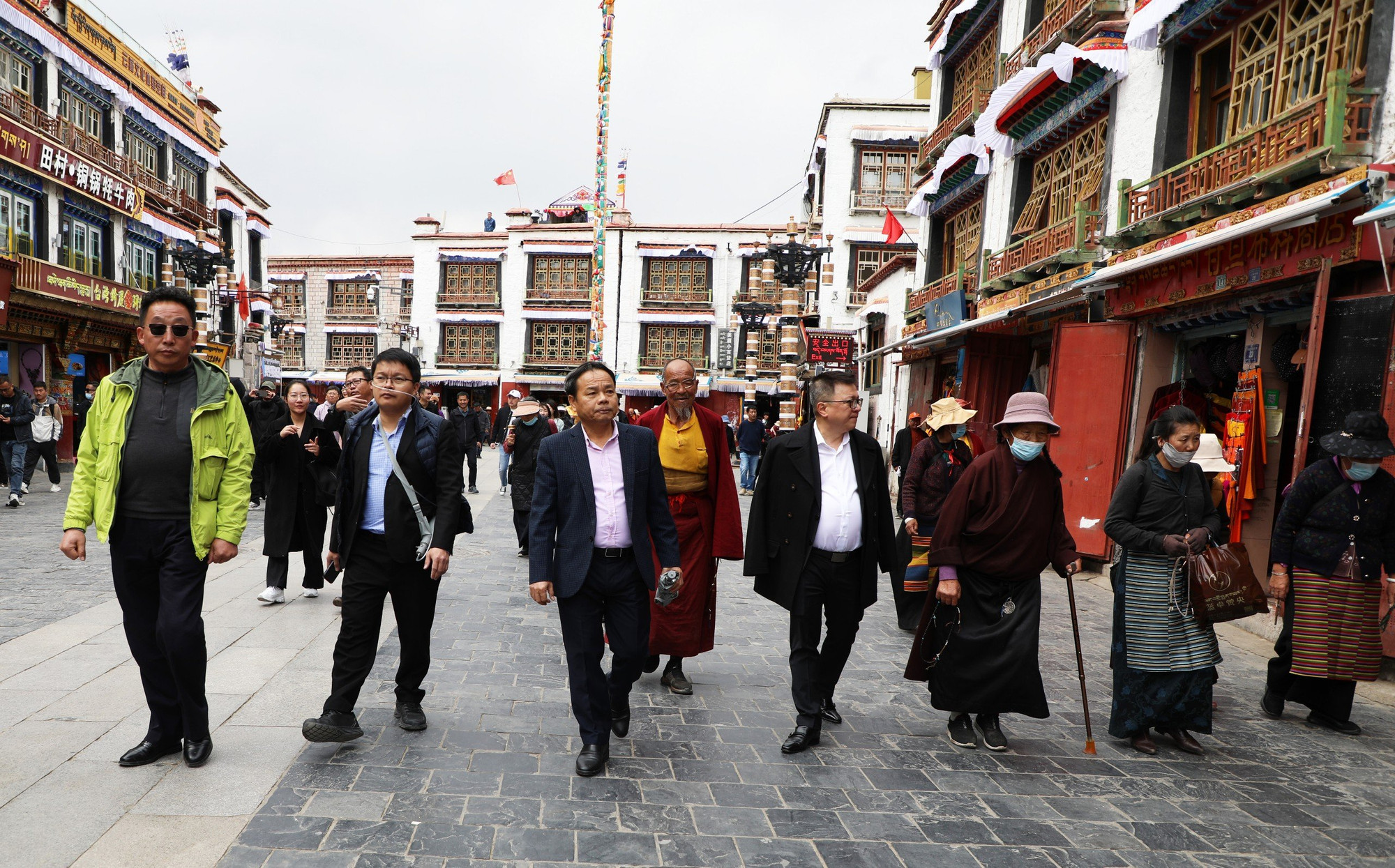 访问期间,越南人民报代表团考察了北京和西藏若干经济文化单位。图中,代表团考察拉萨市文旅融合发展、少数民族文化保护工作。 访问期间,越南人民报代表团考察了北京和西藏若干经济文化单位。图中,代表团考察拉萨市文旅融合发展、少数民族文化保护工作。