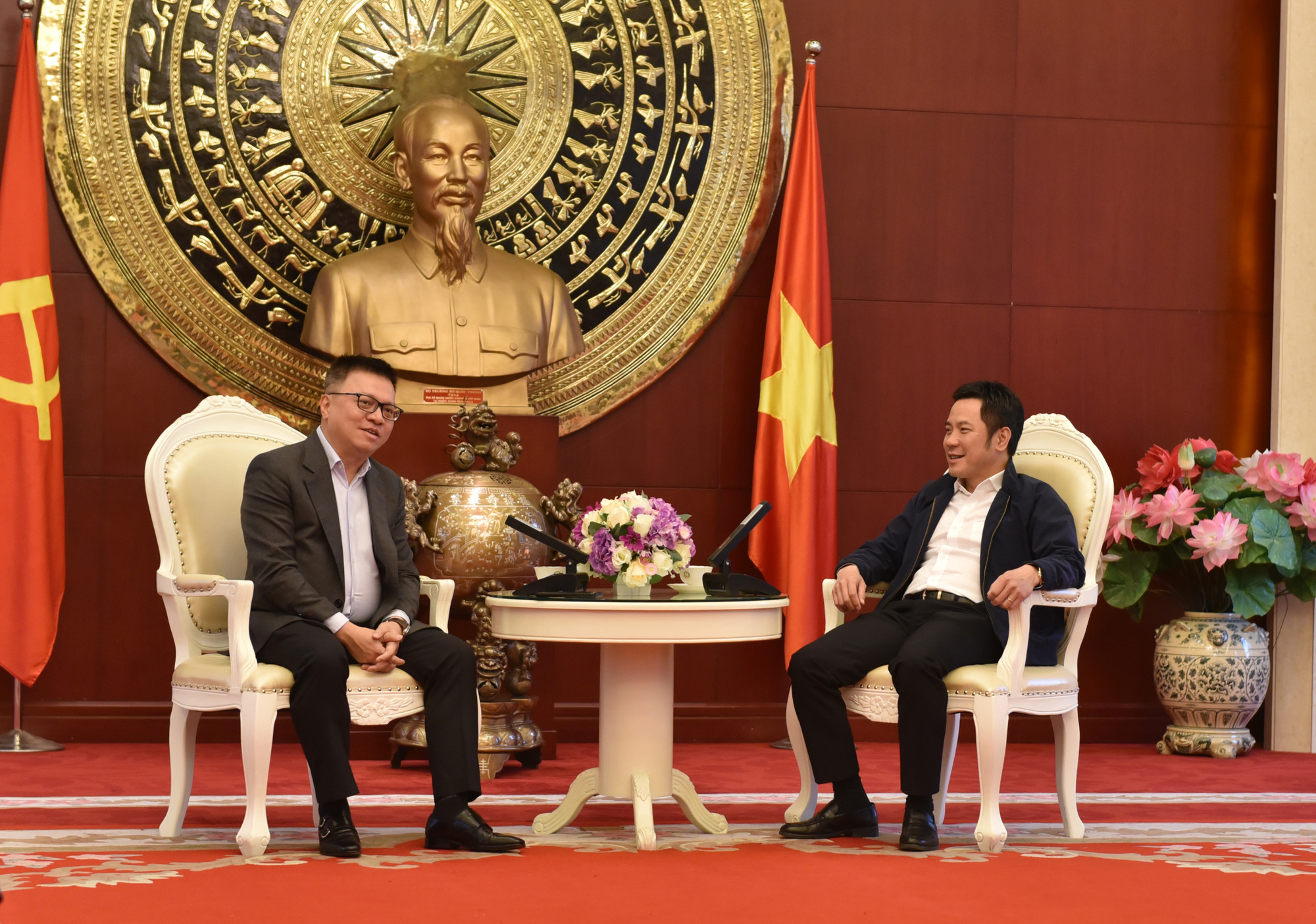 访问期间,黎国明总编辑一行赴越南驻华使馆,与使馆领导和越南媒体驻华记者亲切交流。图中,黎国明总编辑与越南驻华使馆宁成功交谈。 访问期间,黎国明总编辑一行赴越南驻华使馆,与使馆领导和越南媒体驻华记者亲切交流。图中,黎国明总编辑与越南驻华使馆宁成功交谈。