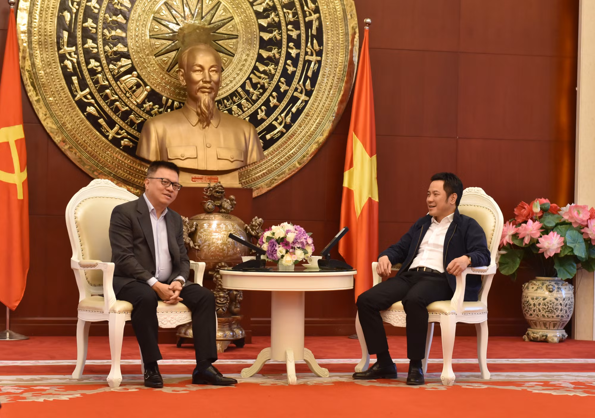 访问期间，黎国明总编辑一行赴越南驻华使馆，与使馆领导和越南媒体驻华记者亲切交流。图中，黎国明总编辑与越南驻华使馆宁成功交谈。