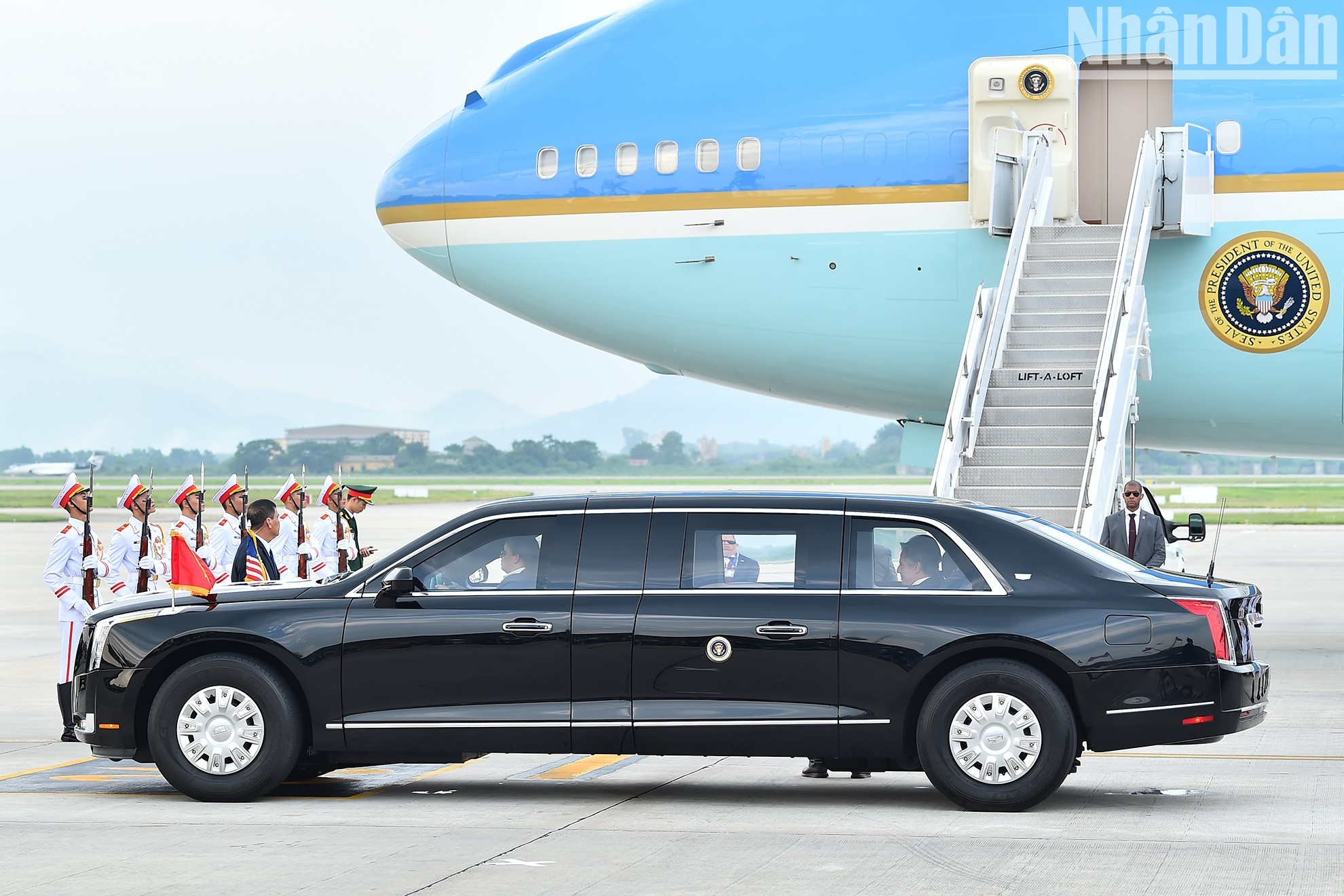 美国总统专车离开河内内排机场。 美国总统专车离开河内内排机场。