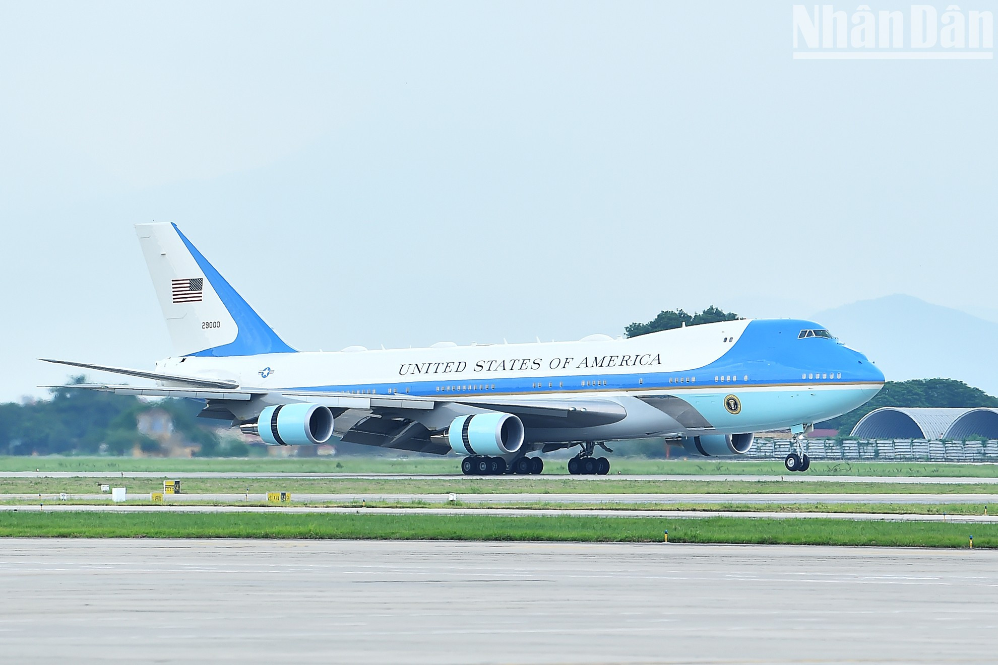 越南时间9月10日下午，美国总统乔·拜登乘坐“空军一号”专机抵达河内，开始对越南进行为期2天的国事访问。