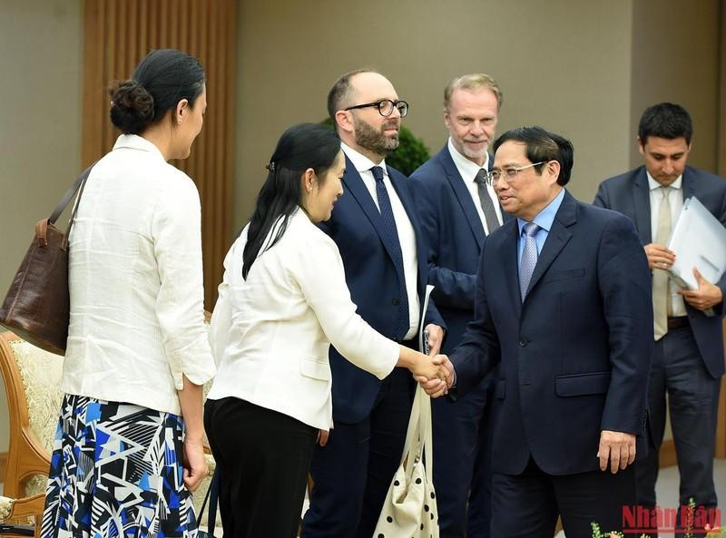 范明正总理与联合国教科文组织代表团成员一一握手。 范明正总理与联合国教科文组织代表团成员一一握手。