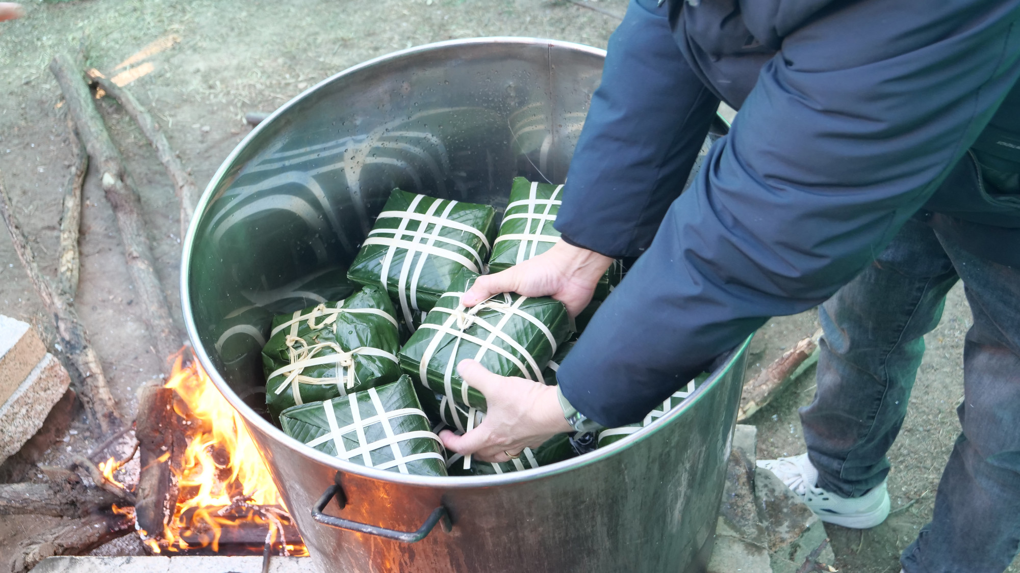 将粽子放在大锅里。