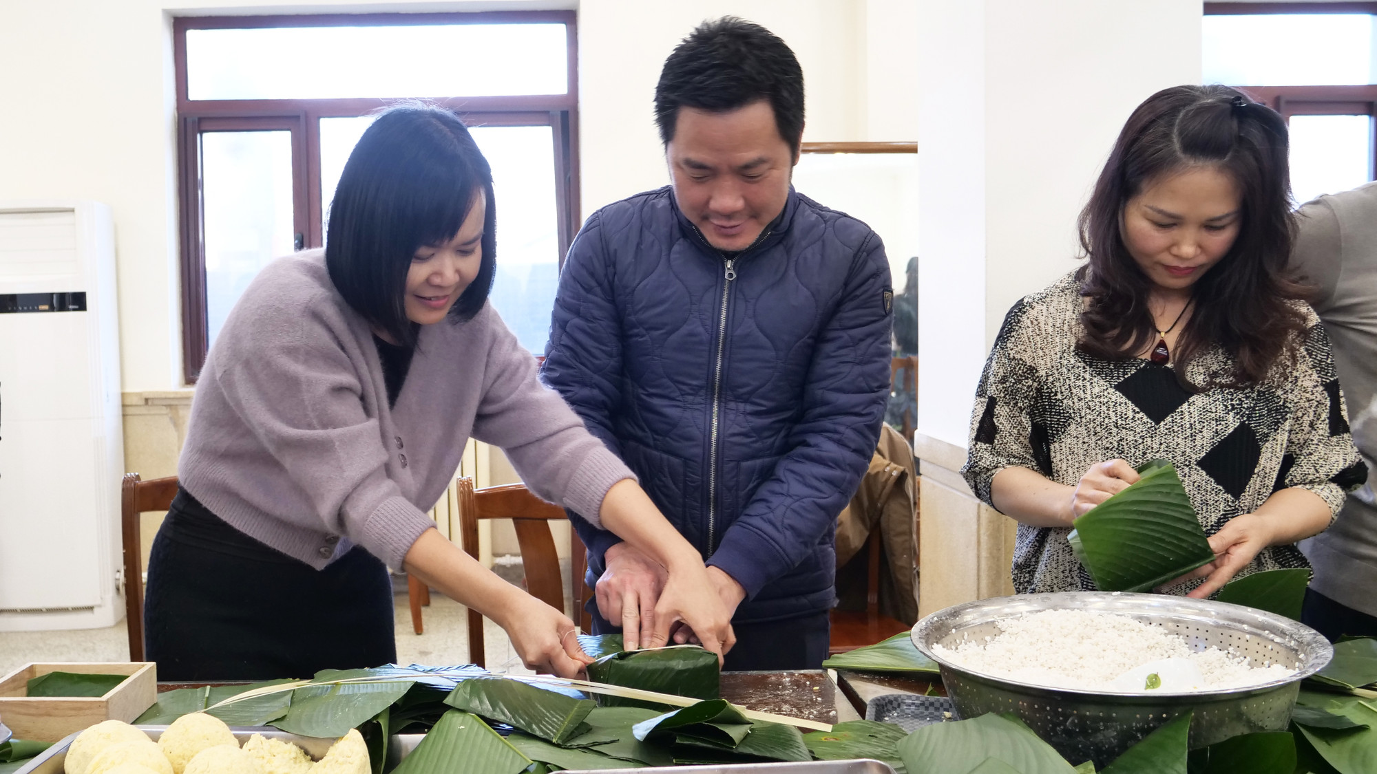 宁成功公使和夫人参加包粽子活动。