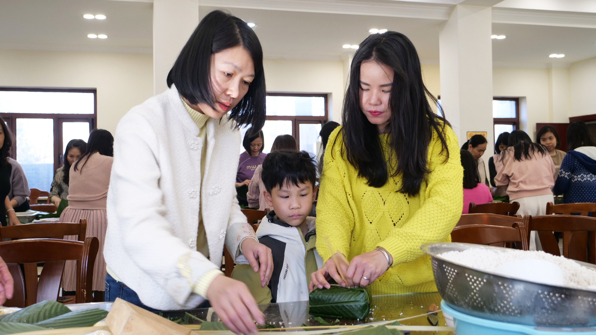 小朋友观看包粽子。