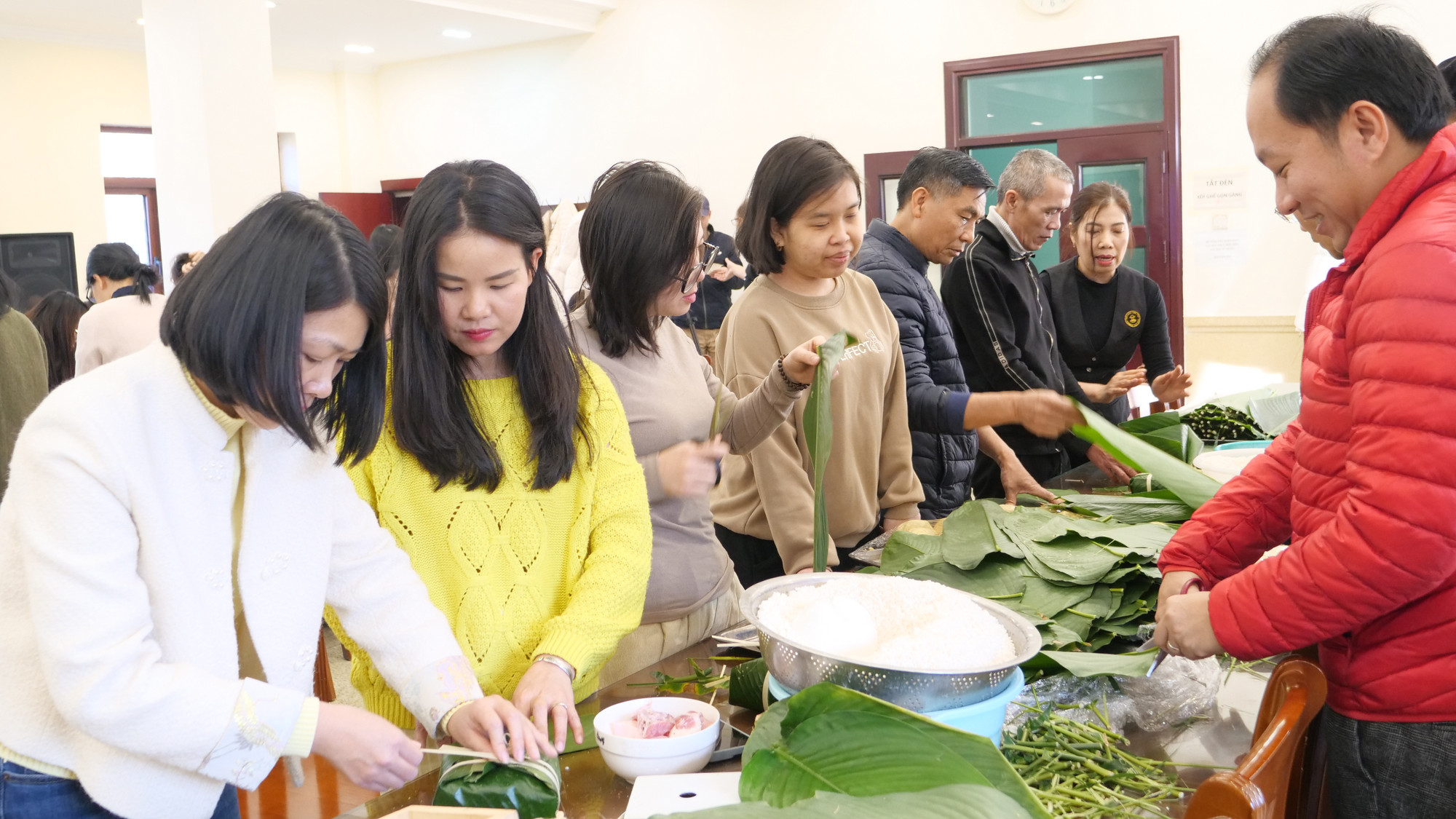 包粽子是在越南驻华使馆食堂举行的。