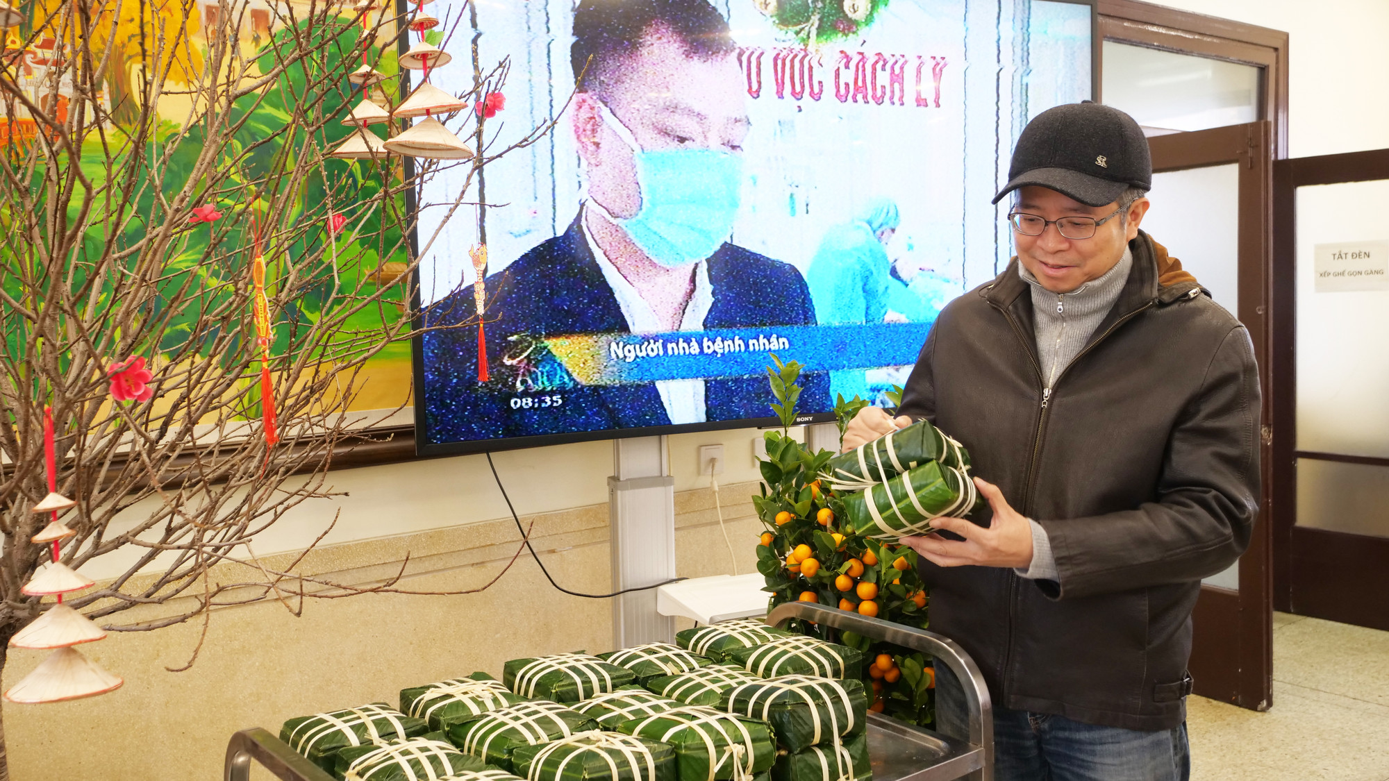 范清平大使检查粽子半成品。