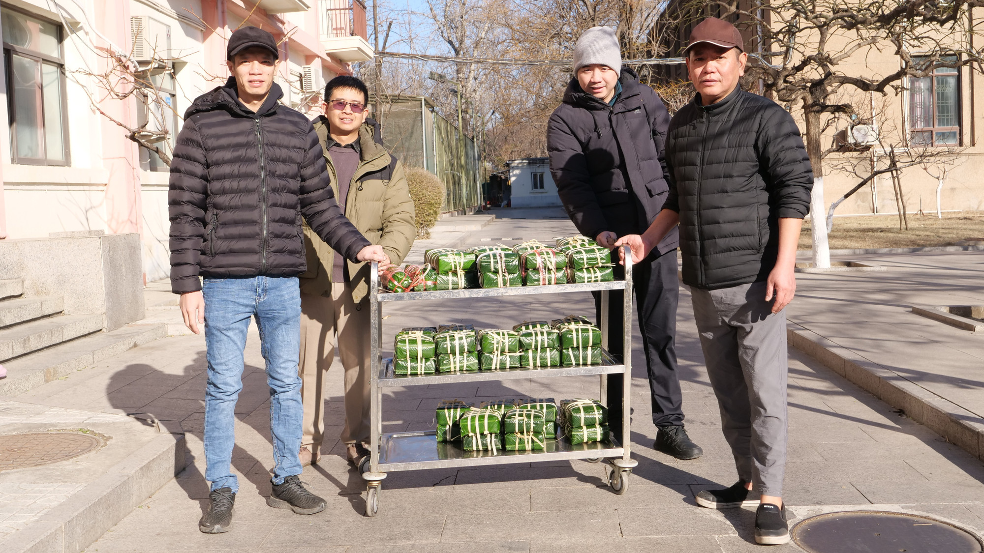 后勤人员将粽子半成品运输到蒸煮处。