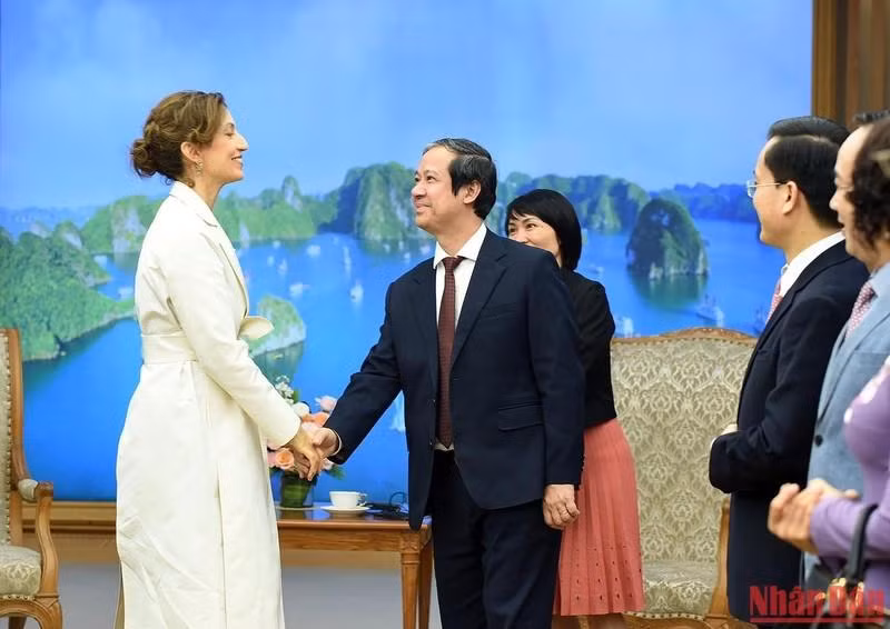 奥德蕾·阿祖莱总干事与越南有关部门代表握手。(完) 奥德蕾·阿祖莱总干事与越南有关部门代表握手。(完)