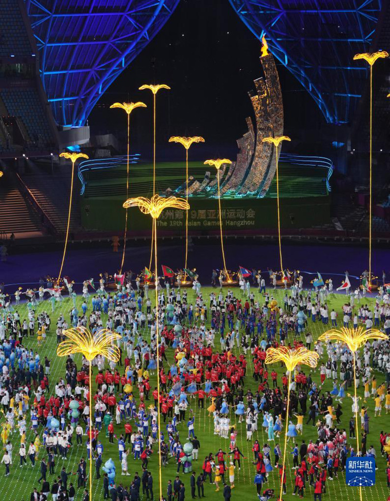 45个国家和地区的运动员在体育场中心集合。 45个国家和地区的运动员在体育场中心集合。