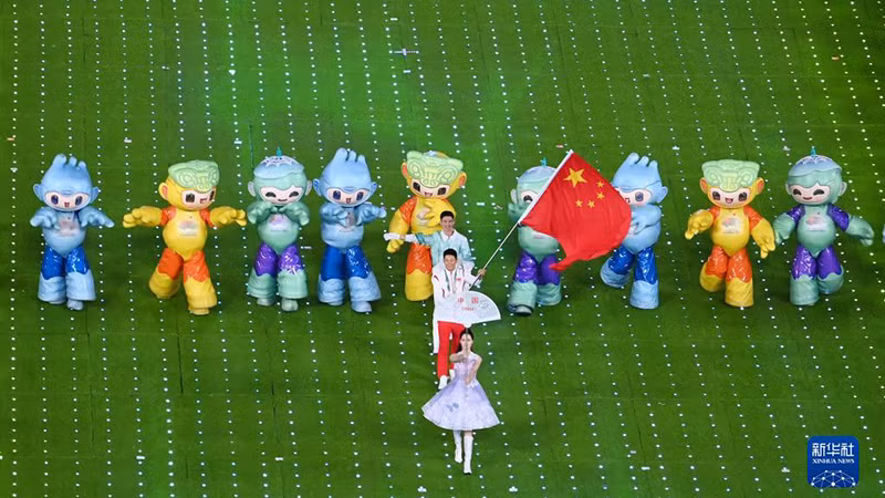 中国国旗入场。