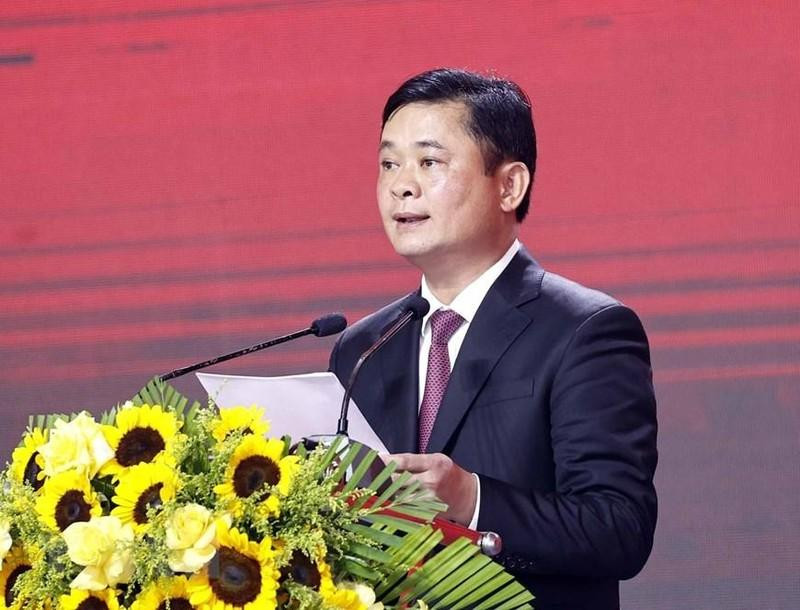 义安省委书记蔡青贵在纪念典礼上发言。