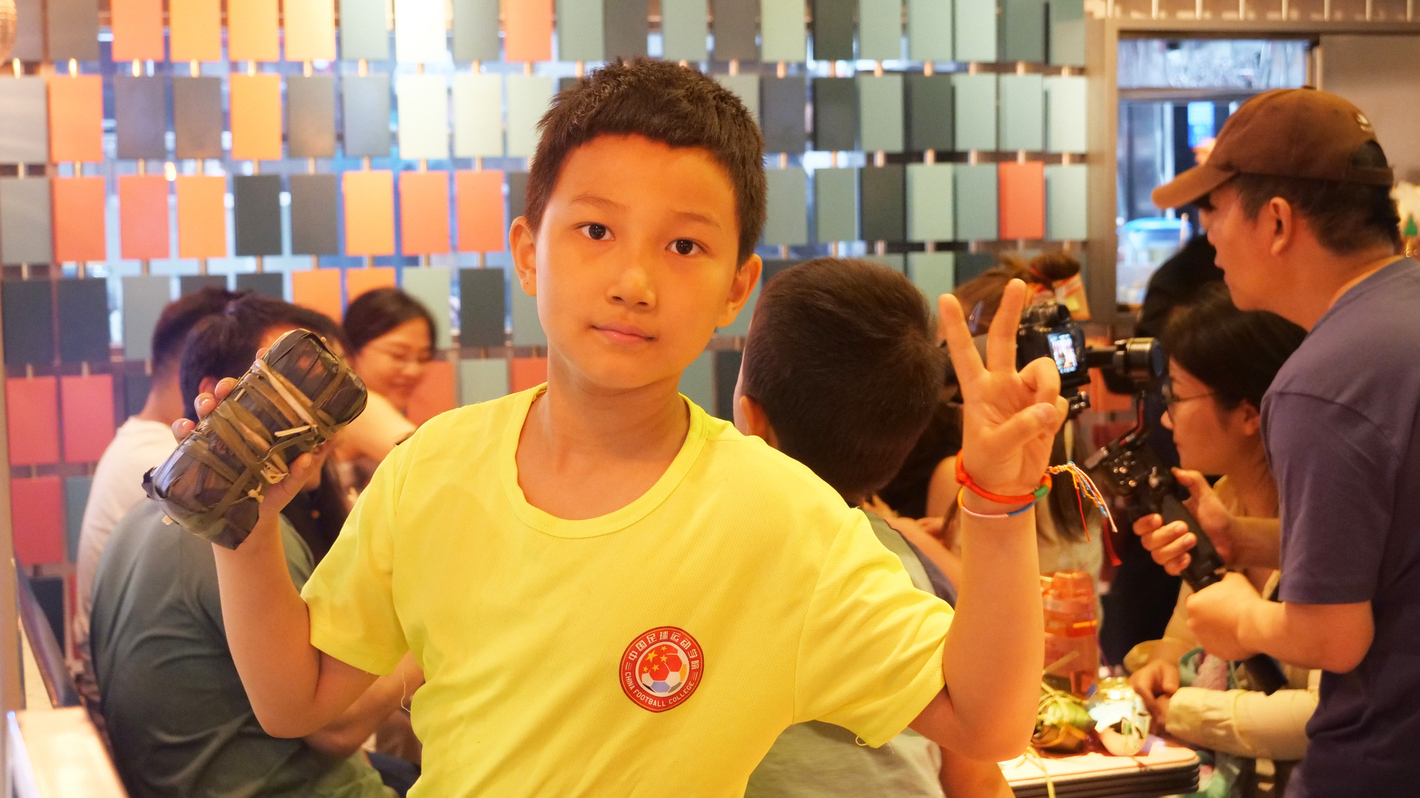 一个中国少年介绍自己包好的越南粽子。 一个中国少年介绍自己包好的越南粽子。
