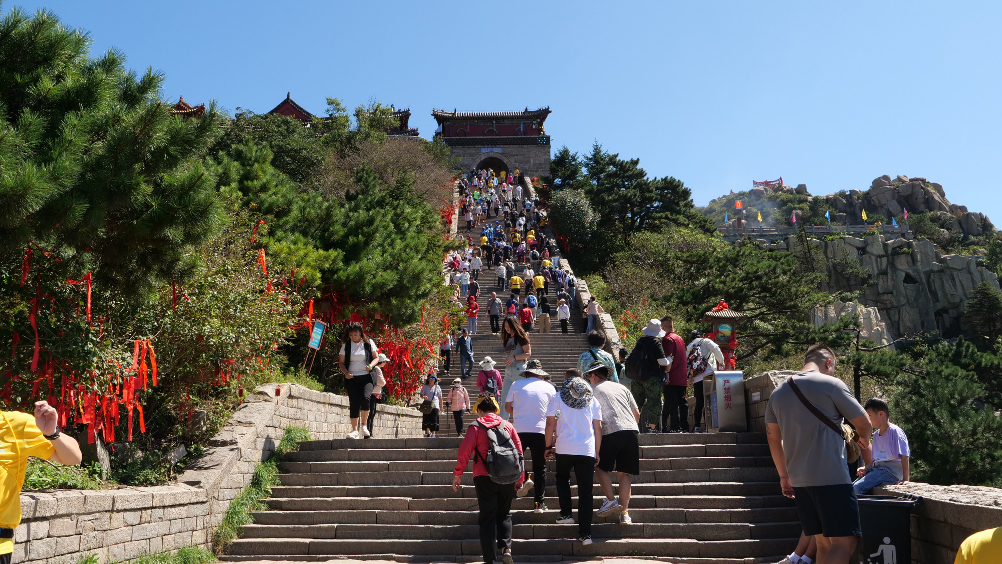 运动员和游客前往泰山主峰之巅——海拔1545米的玉皇顶。 运动员和游客前往泰山主峰之巅——海拔1545米的玉皇顶。