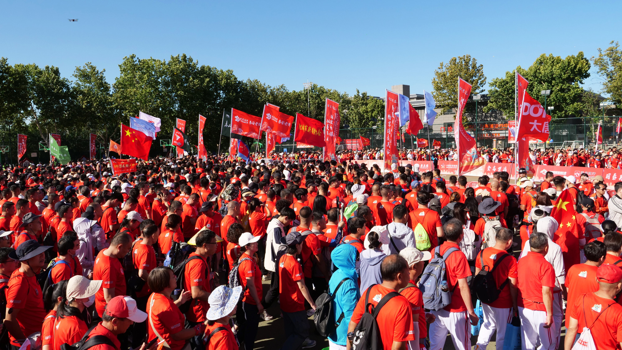 近1万人参加第38届泰山国际登山比赛。 近1万人参加第38届泰山国际登山比赛。