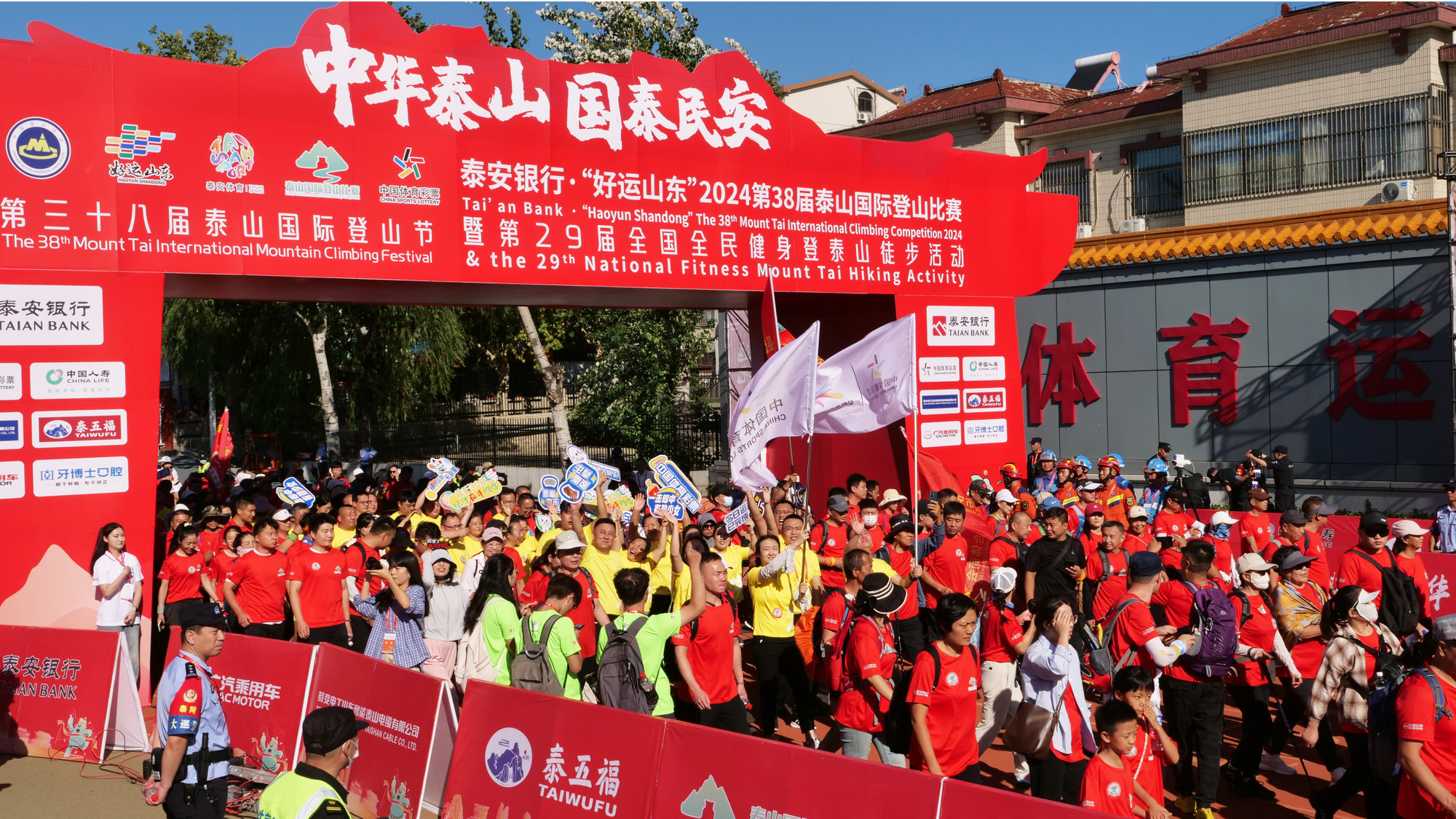 运动员们从林校操场出发。 运动员们从林校操场出发。