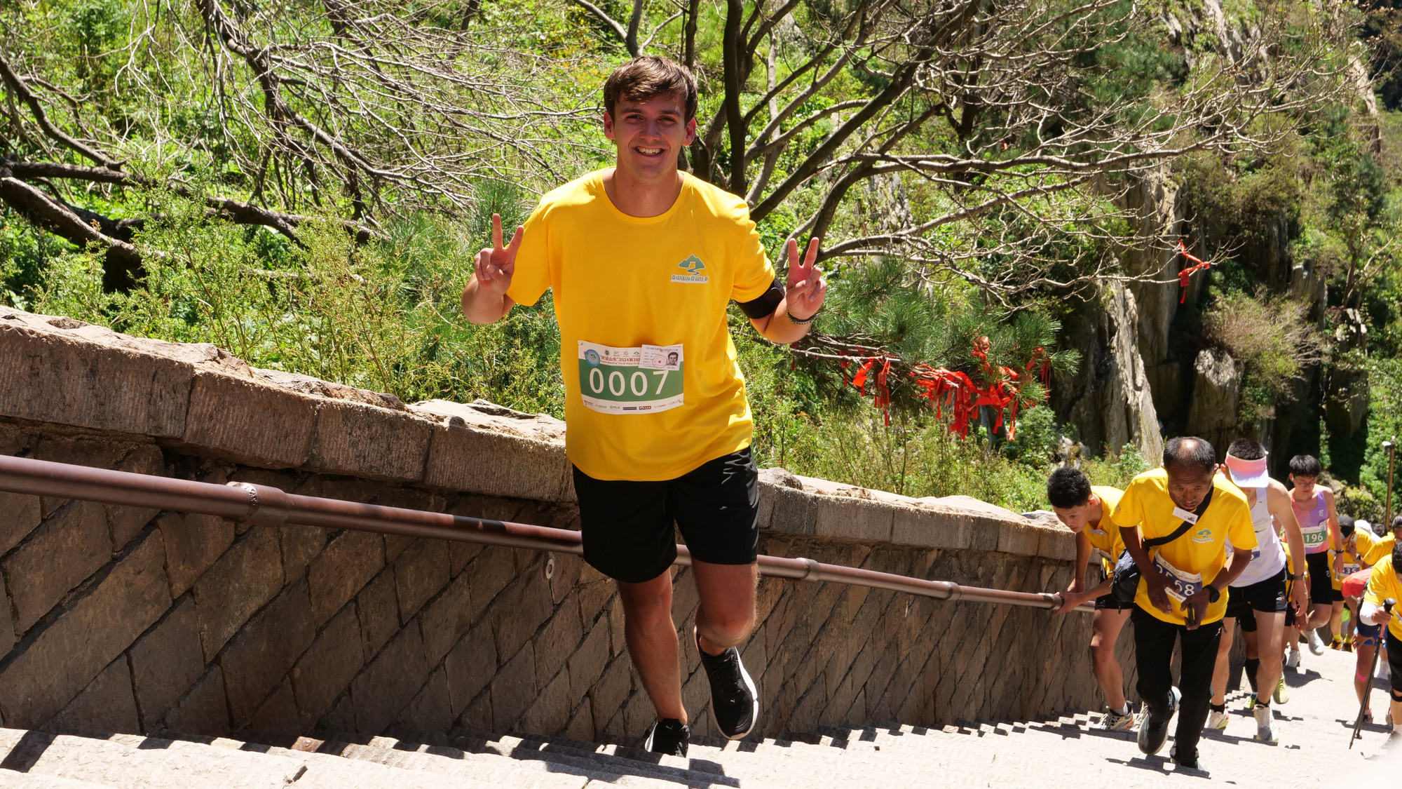 外国运动员参加登山比赛。 外国运动员参加登山比赛。