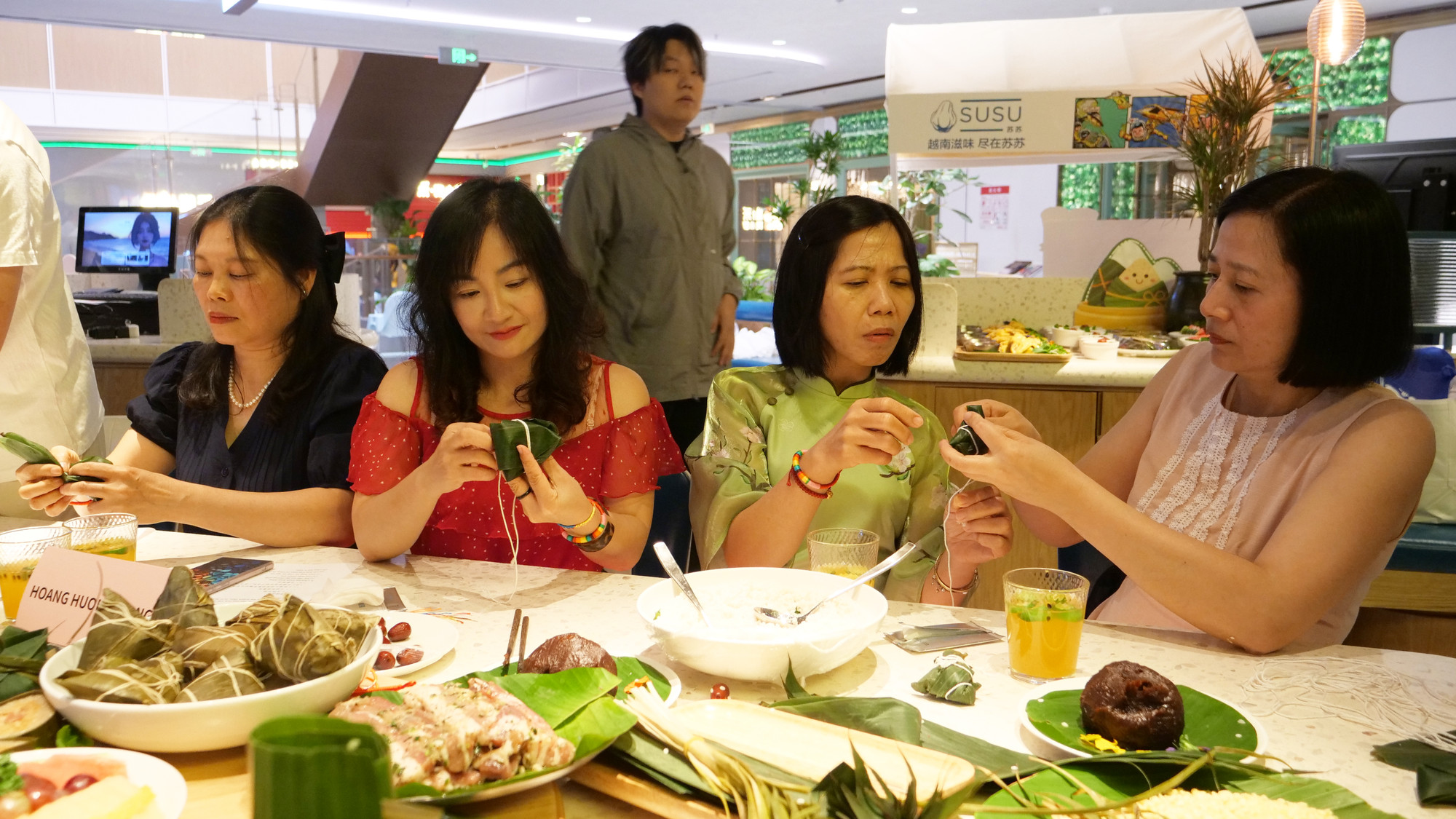越南嘉宾包中国粽子。 越南嘉宾包中国粽子。