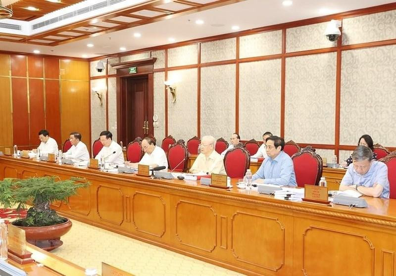 阮富仲总书记主持召开中央政治局会议，对若干提案提出意见。