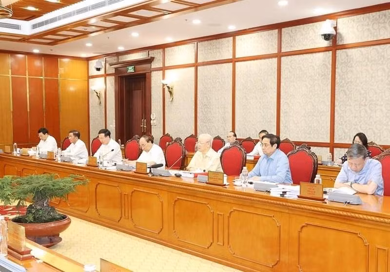 阮富仲总书记主持召开中央政治局会议，对若干提案提出意见。