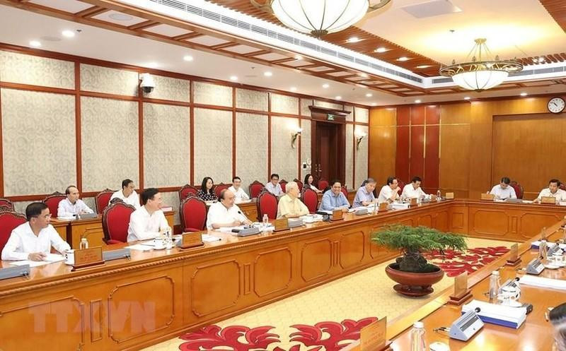 阮富仲总书记主持召开中央政治局会议，对若干提案提出意见。