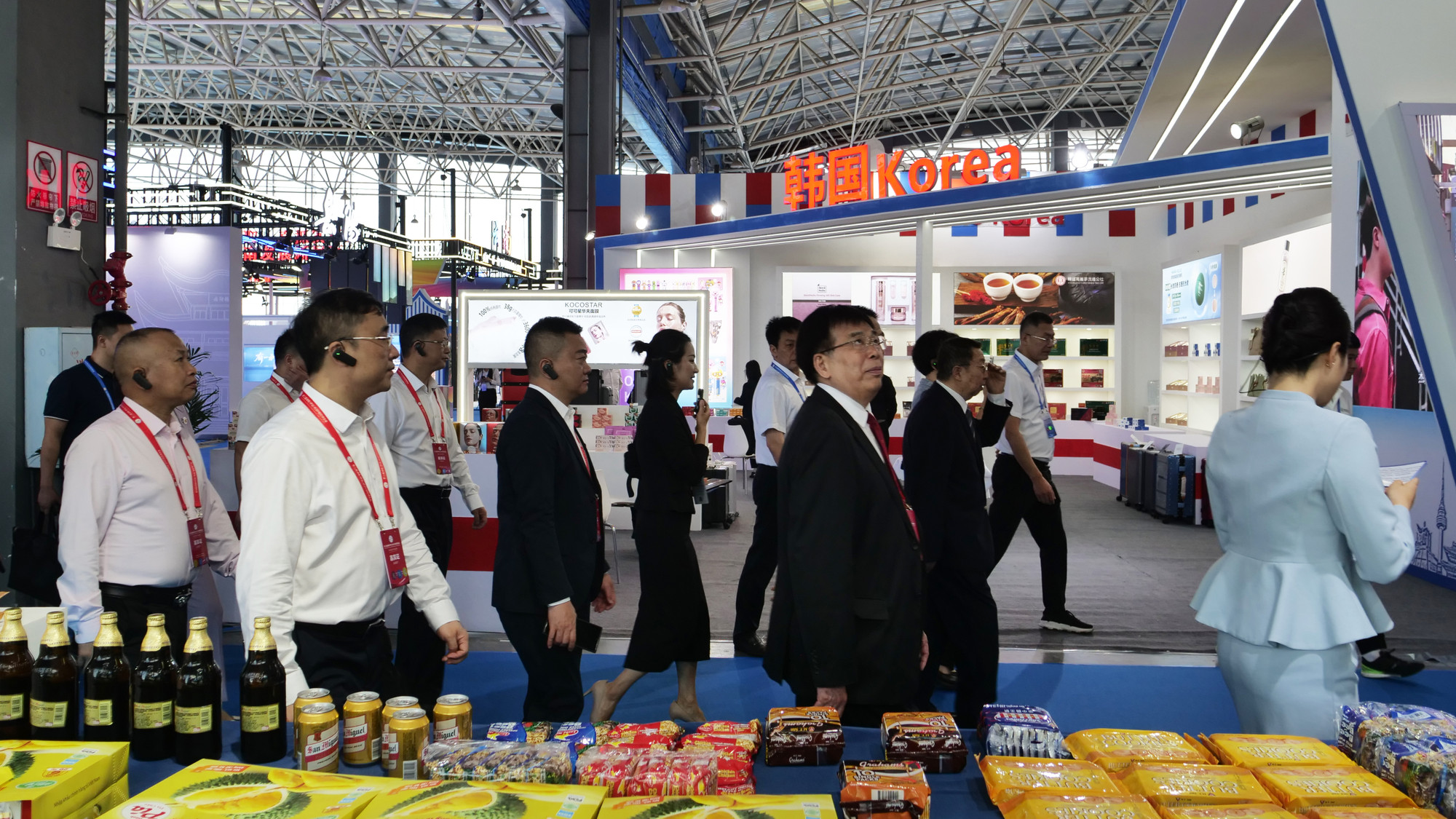 观众朋友参观展区。