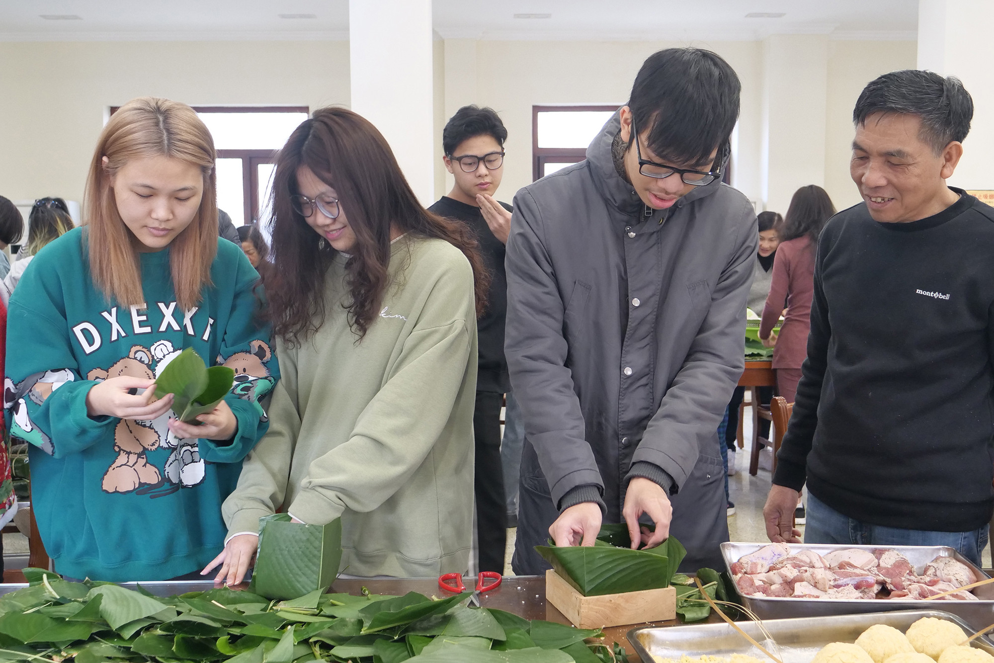 年轻人体验包肉粽。 年轻人体验包肉粽。