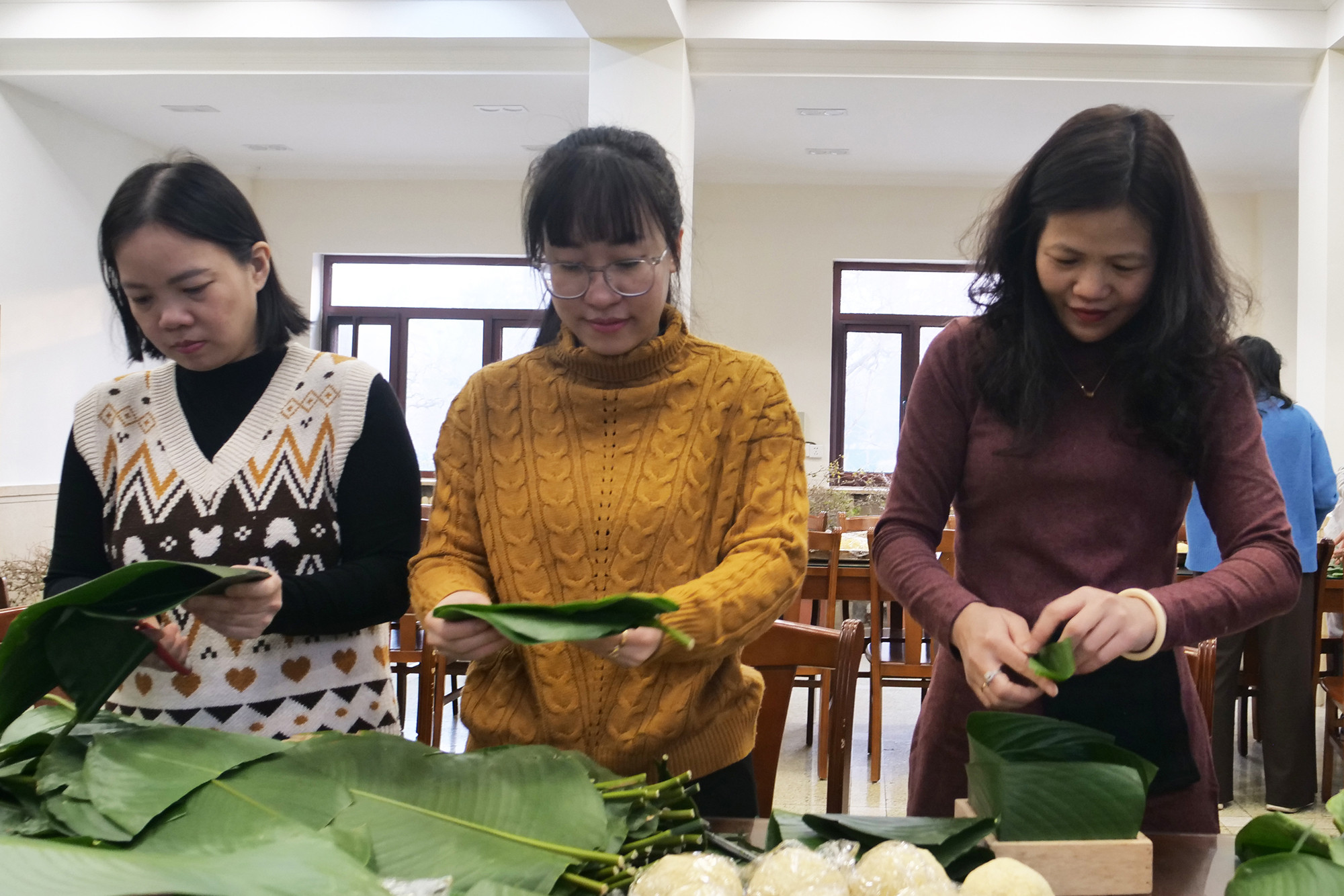 折叠并剪粽叶。 折叠并剪粽叶。