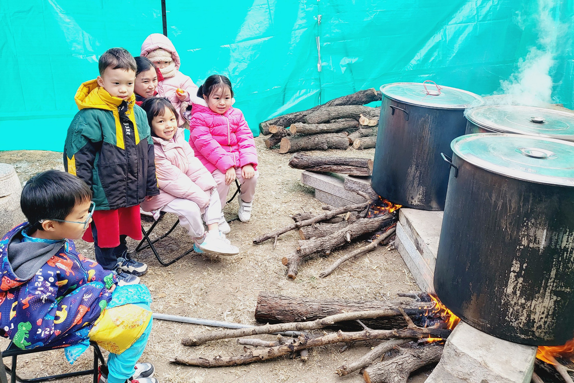 小朋友们感兴趣地观看熬煮肉粽。 小朋友们感兴趣地观看熬煮肉粽。