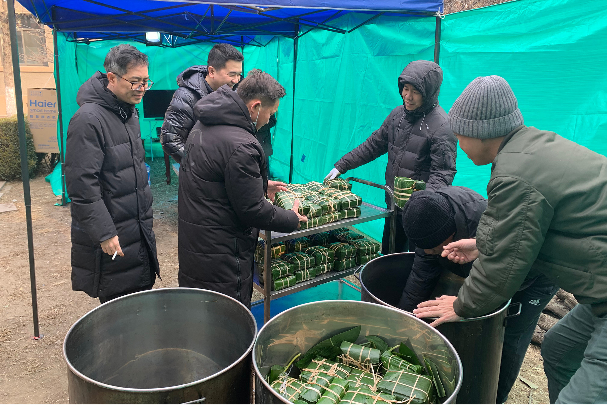 将肉粽放在大锅里。 将肉粽放在大锅里。