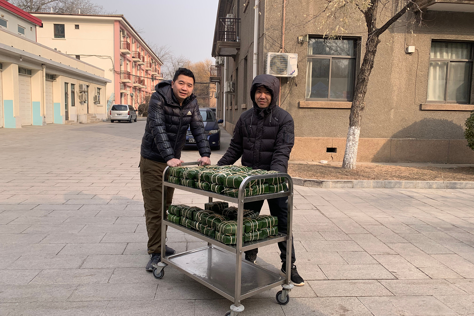 肉粽被送到熬煮区。 肉粽被送到熬煮区。