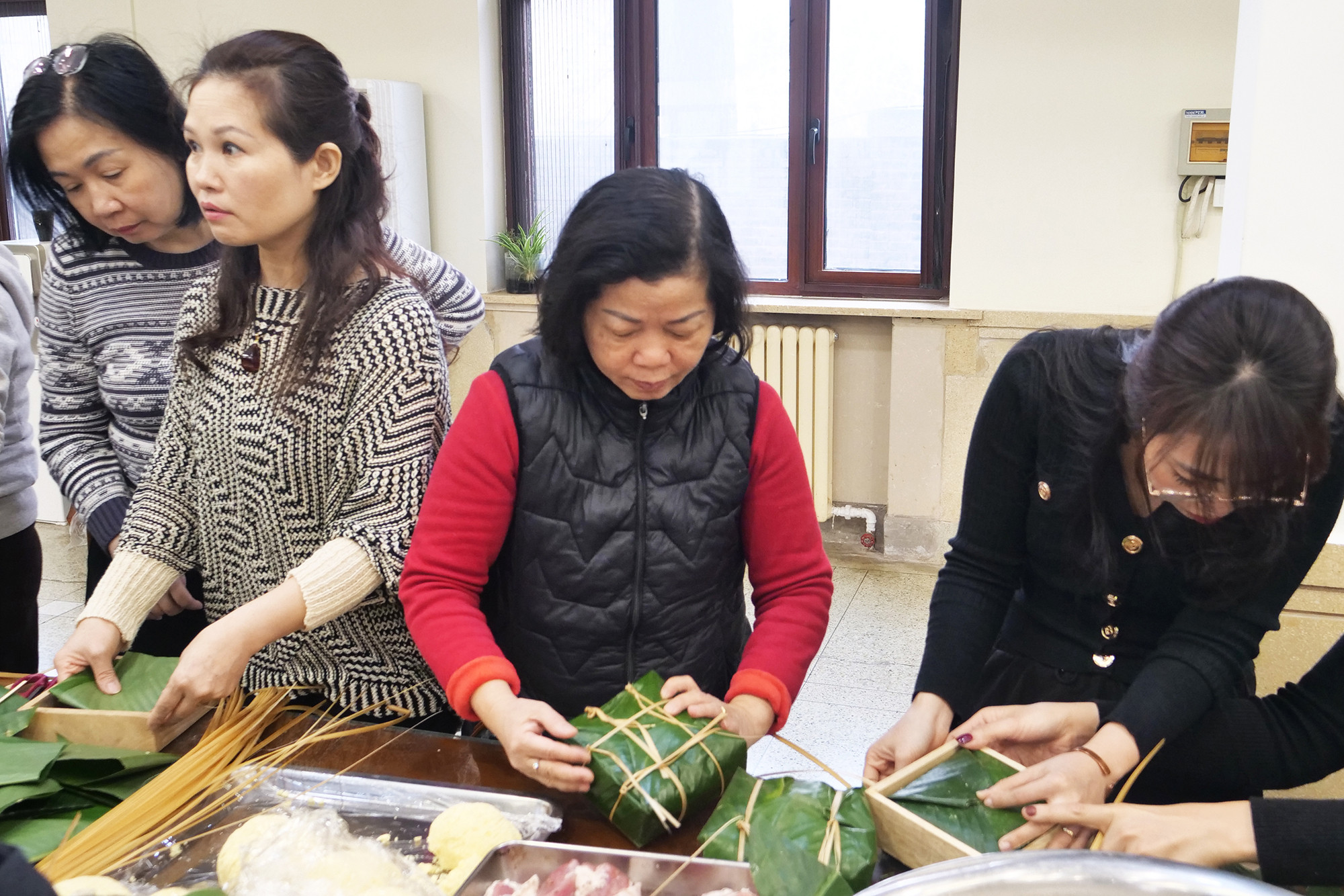 大使夫人(中)也包肉粽。 大使夫人(中)也包肉粽。