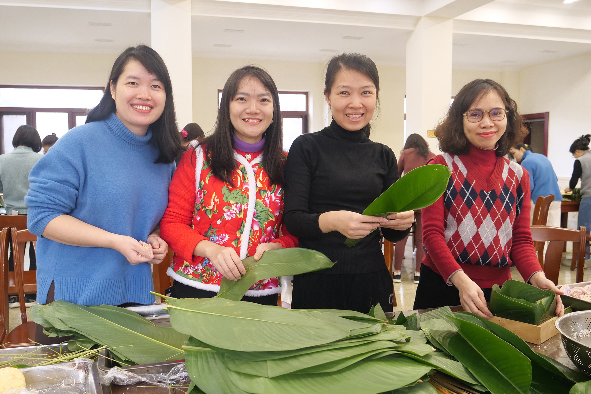 工会会员们积极包肉粽。 工会会员们积极包肉粽。