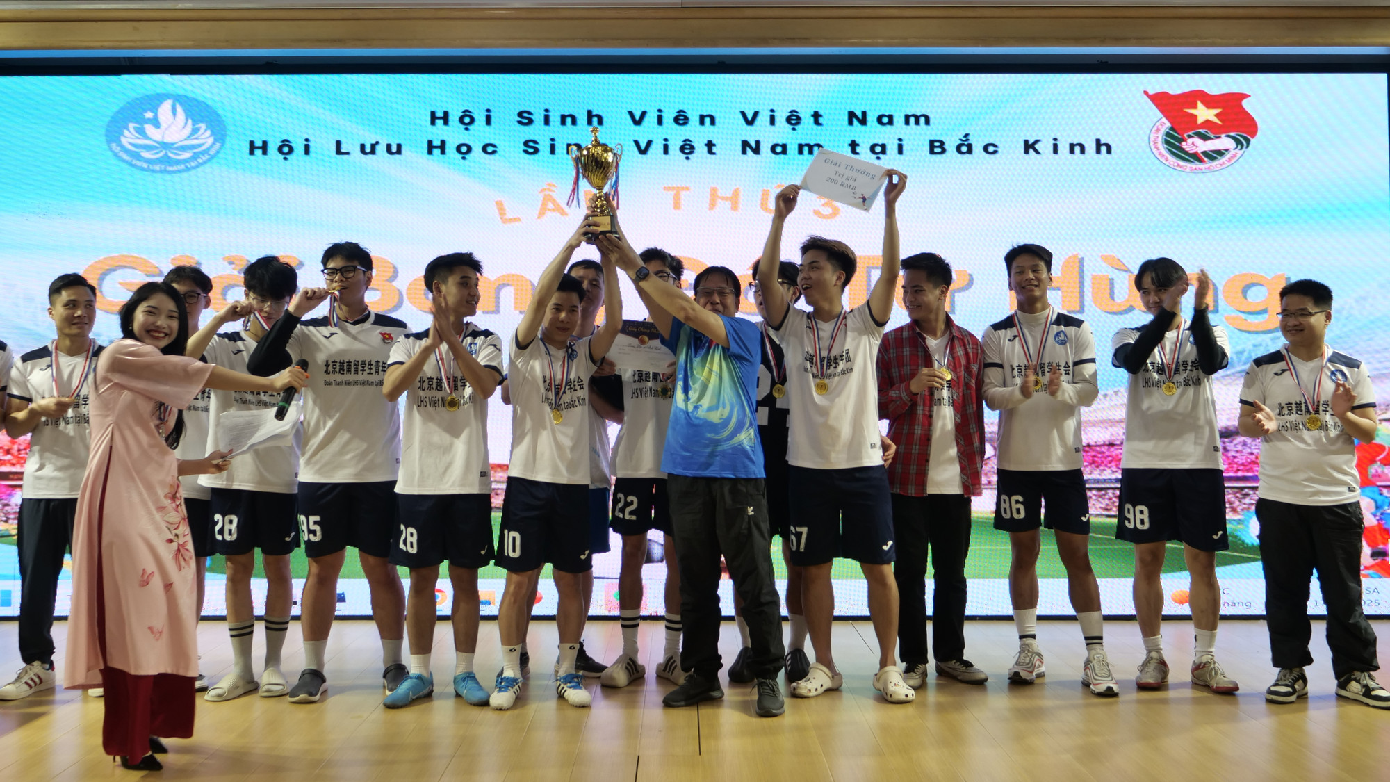 北京越南留学生青年会足球队夺得冠军。 北京越南留学生青年会足球队夺得冠军。