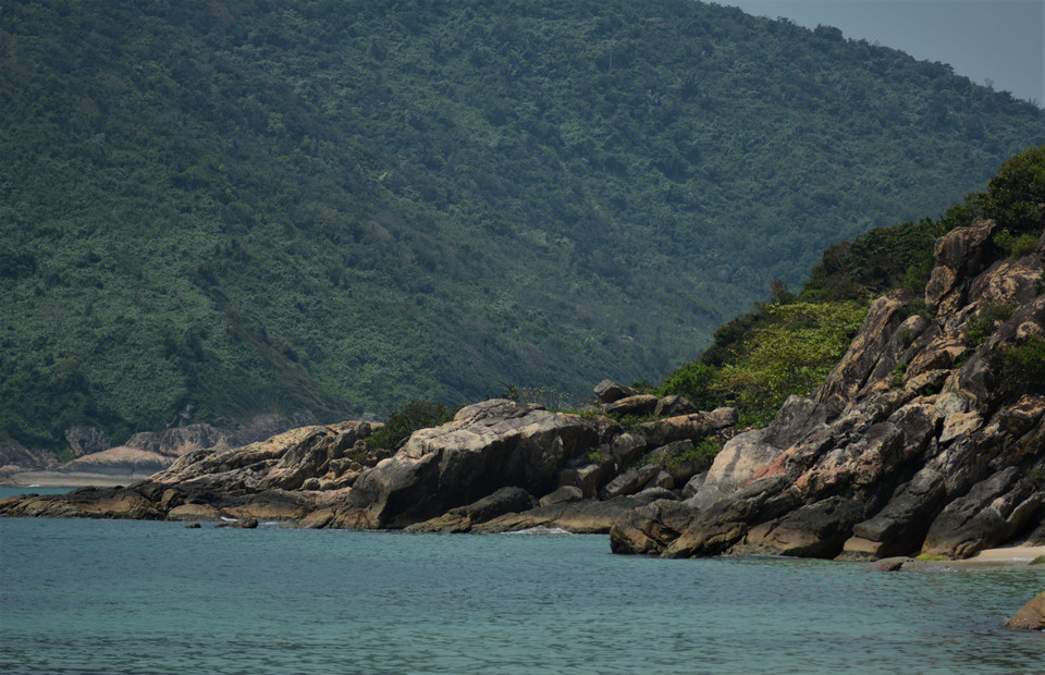山茶岛拥有大片雄伟的岩石滩，营造出一种原始之美。