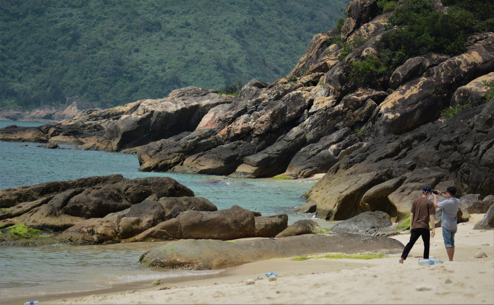 山茶岛拥有大片雄伟的岩石滩，营造出一种原始之美。